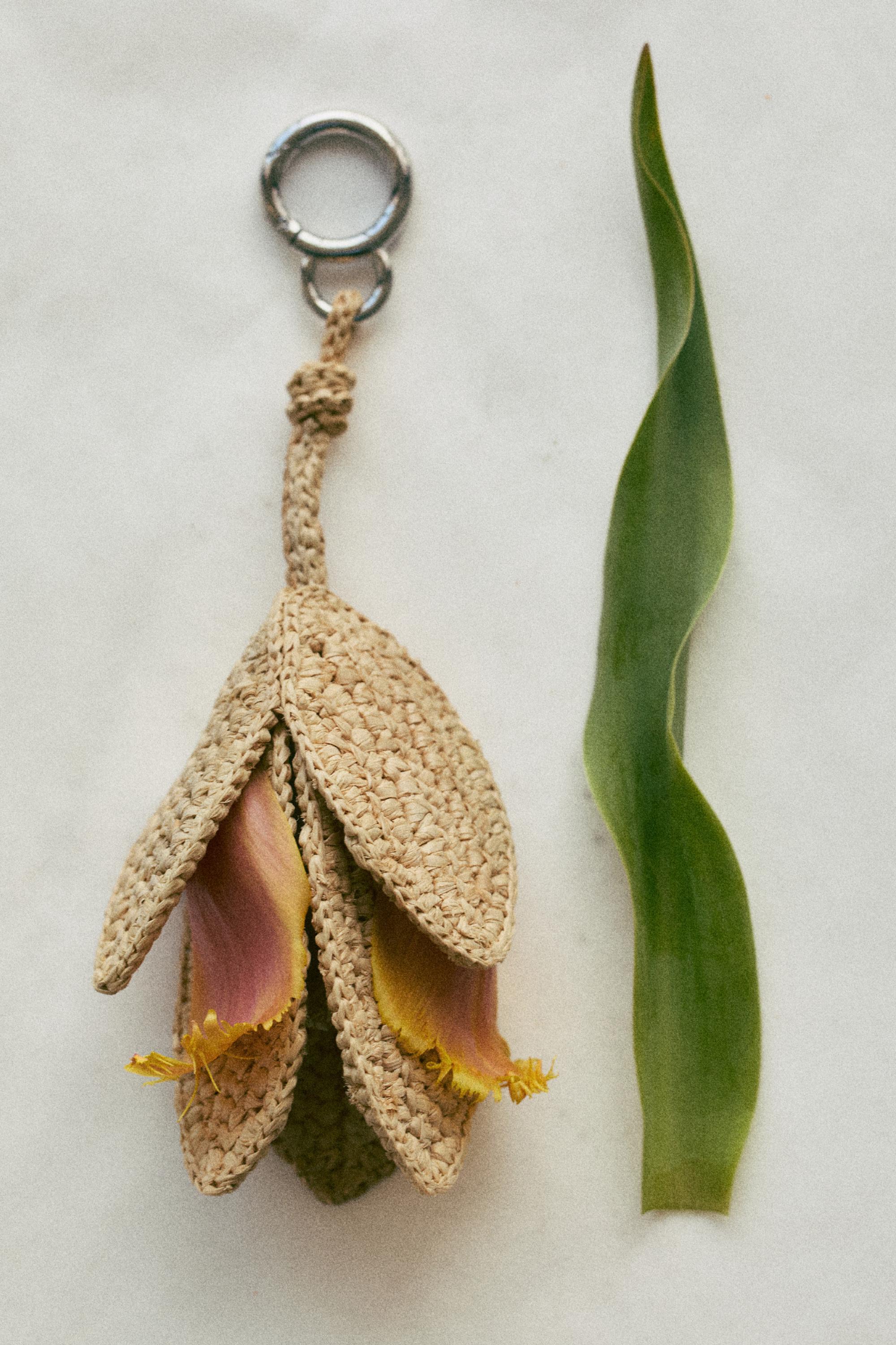 Raffia flower charm — BEIGE