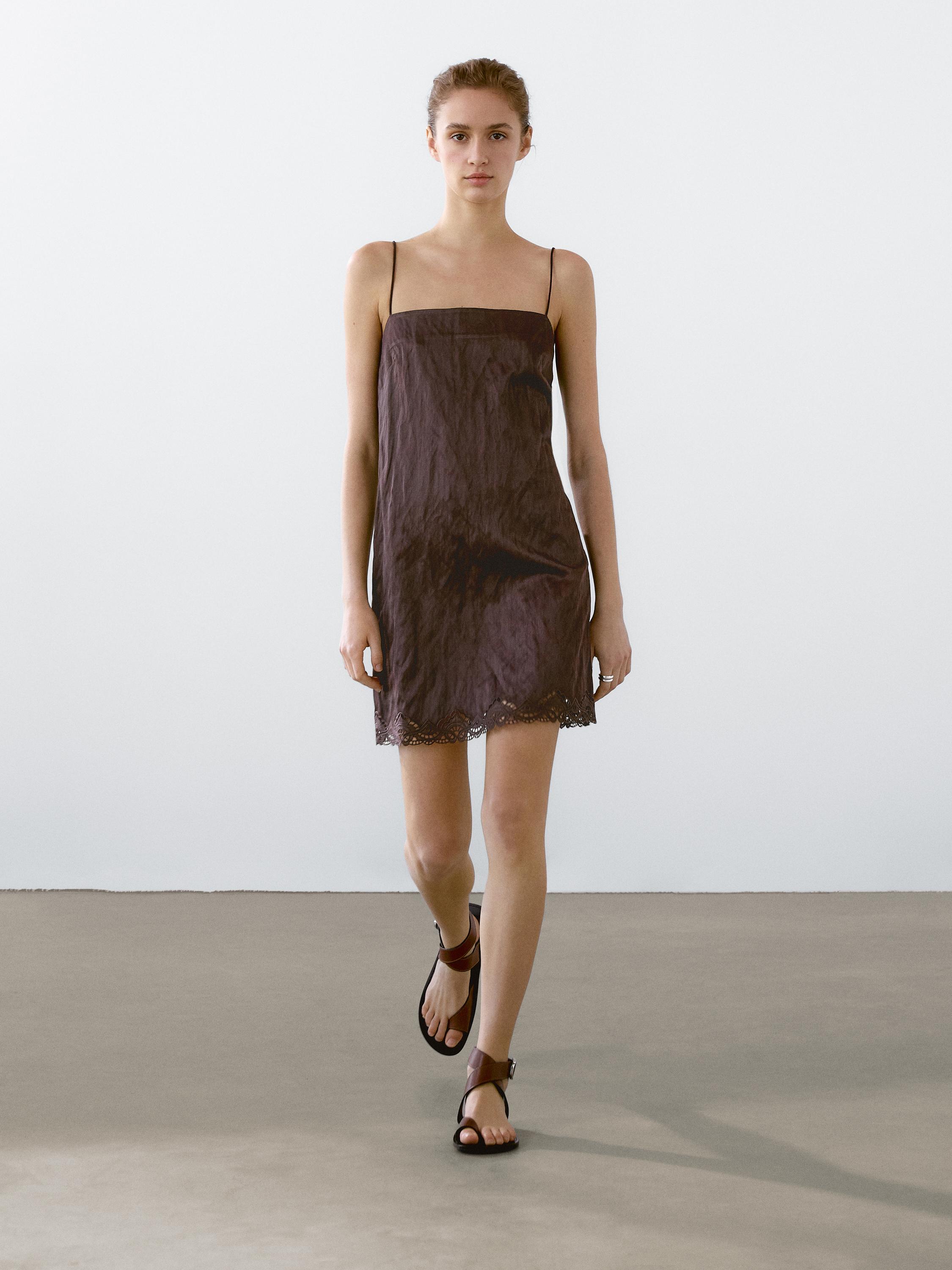 Μίνι φόρεμα με λεπτομέρεια δαντέλα