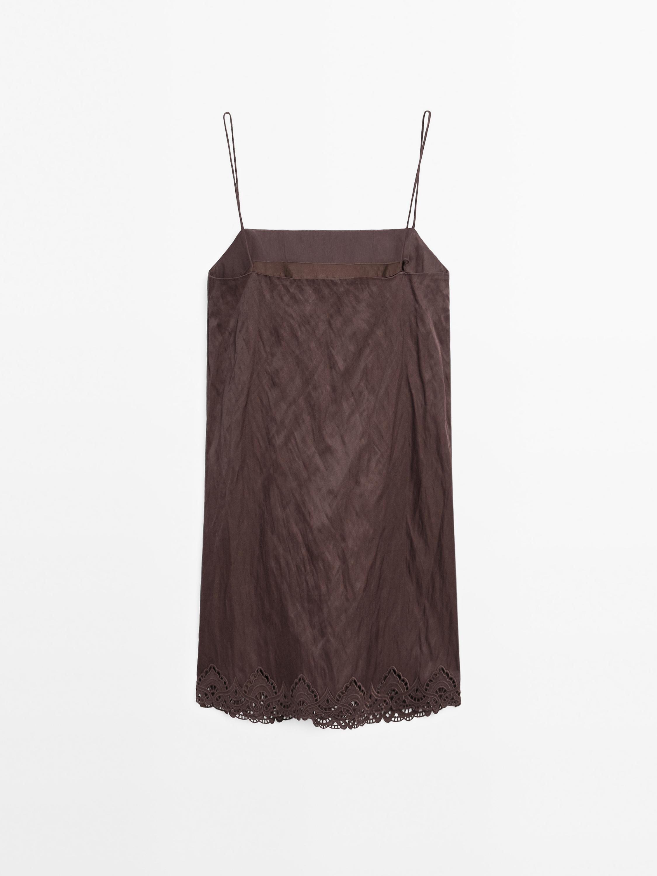 Μίνι φόρεμα με λεπτομέρεια δαντέλα