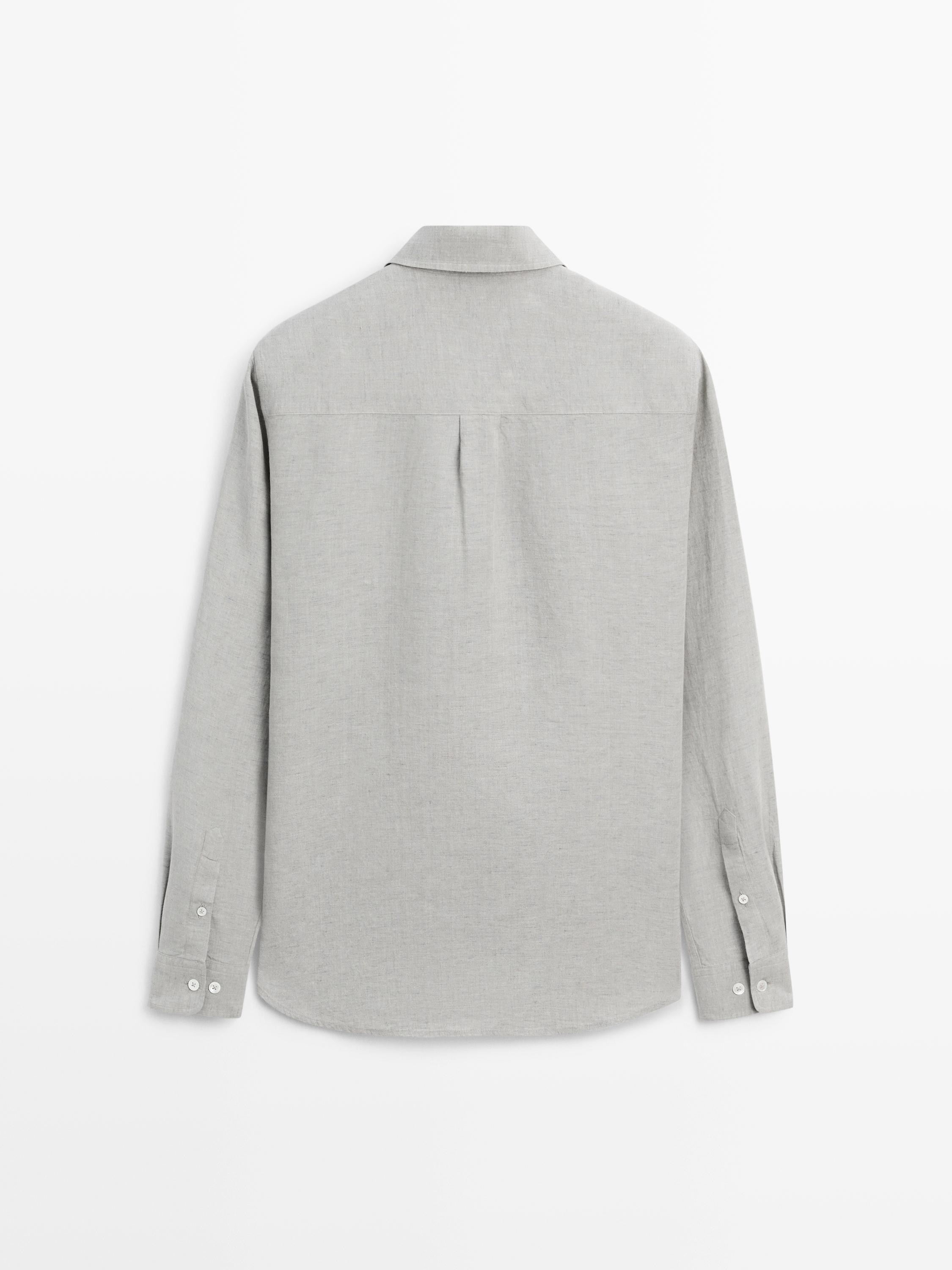 Πίσω όψη γκρι μακρυμάνικου πουκαμίσου με κουμπωτές μανσέτες και κεντρική πιέτα στην πλάτη.