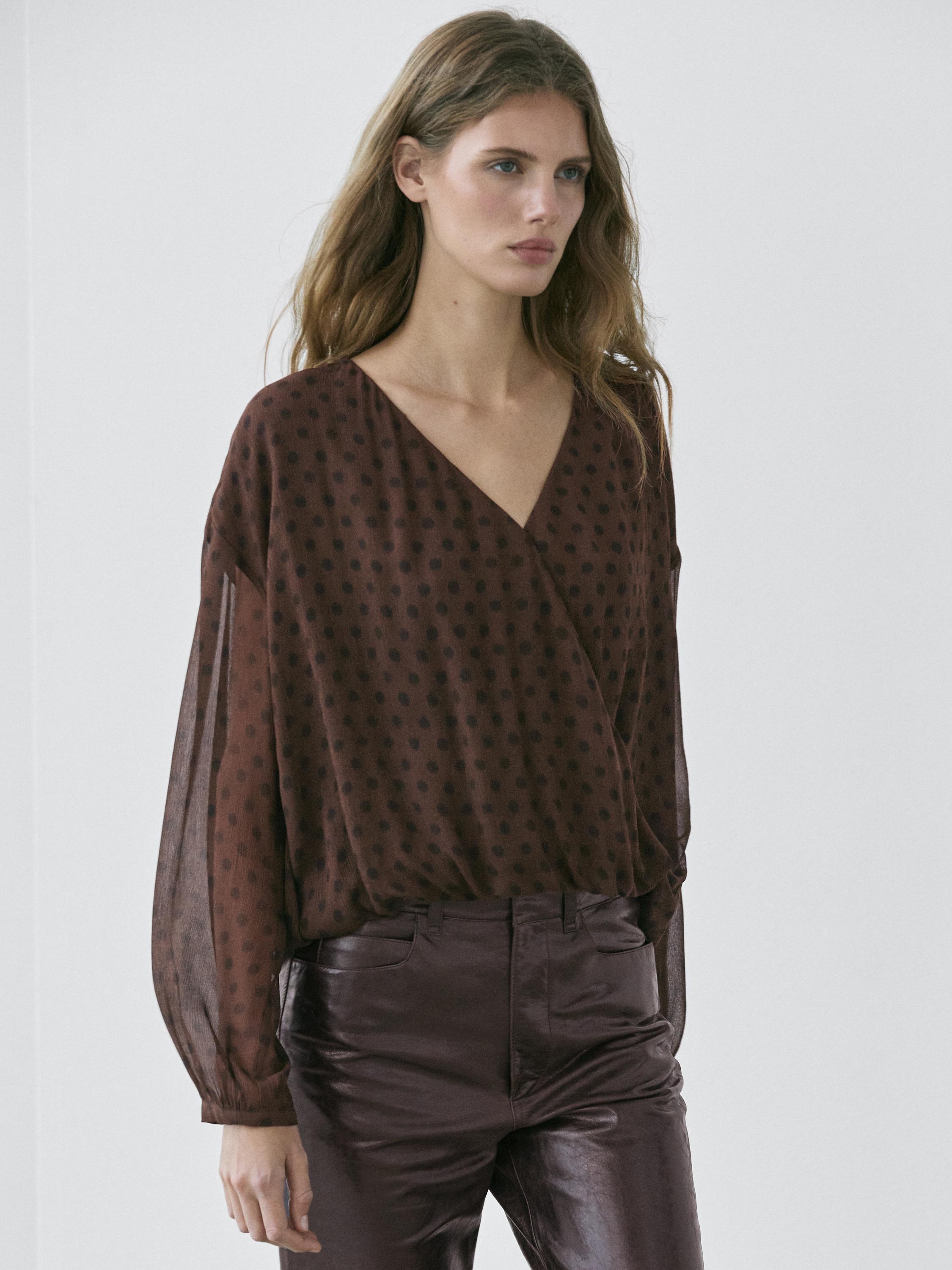 Blusa fluida cruzada lunares