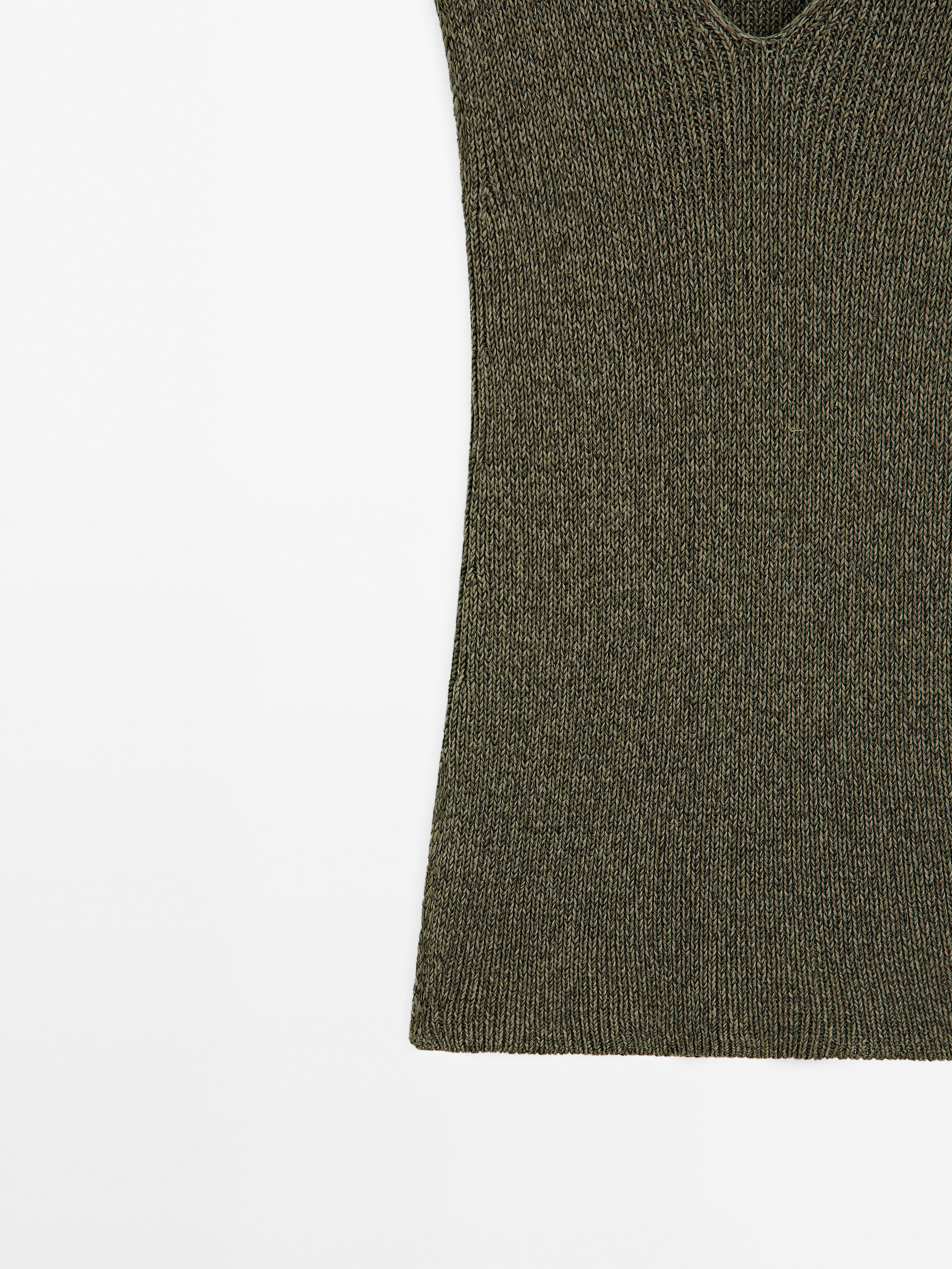Sleeveless V-neck sweater