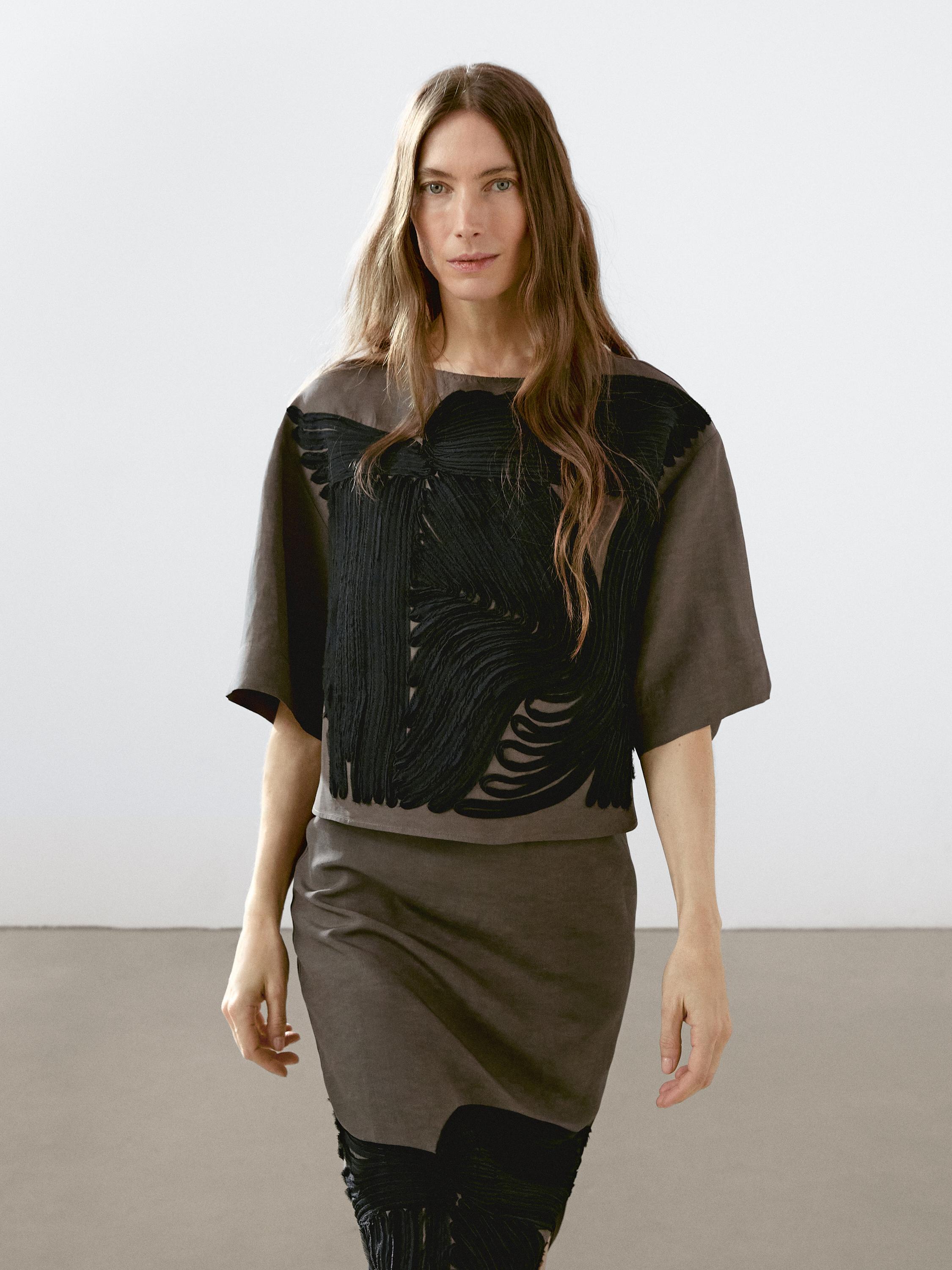 بلوزة فضفاضة بأشرطة متباينة