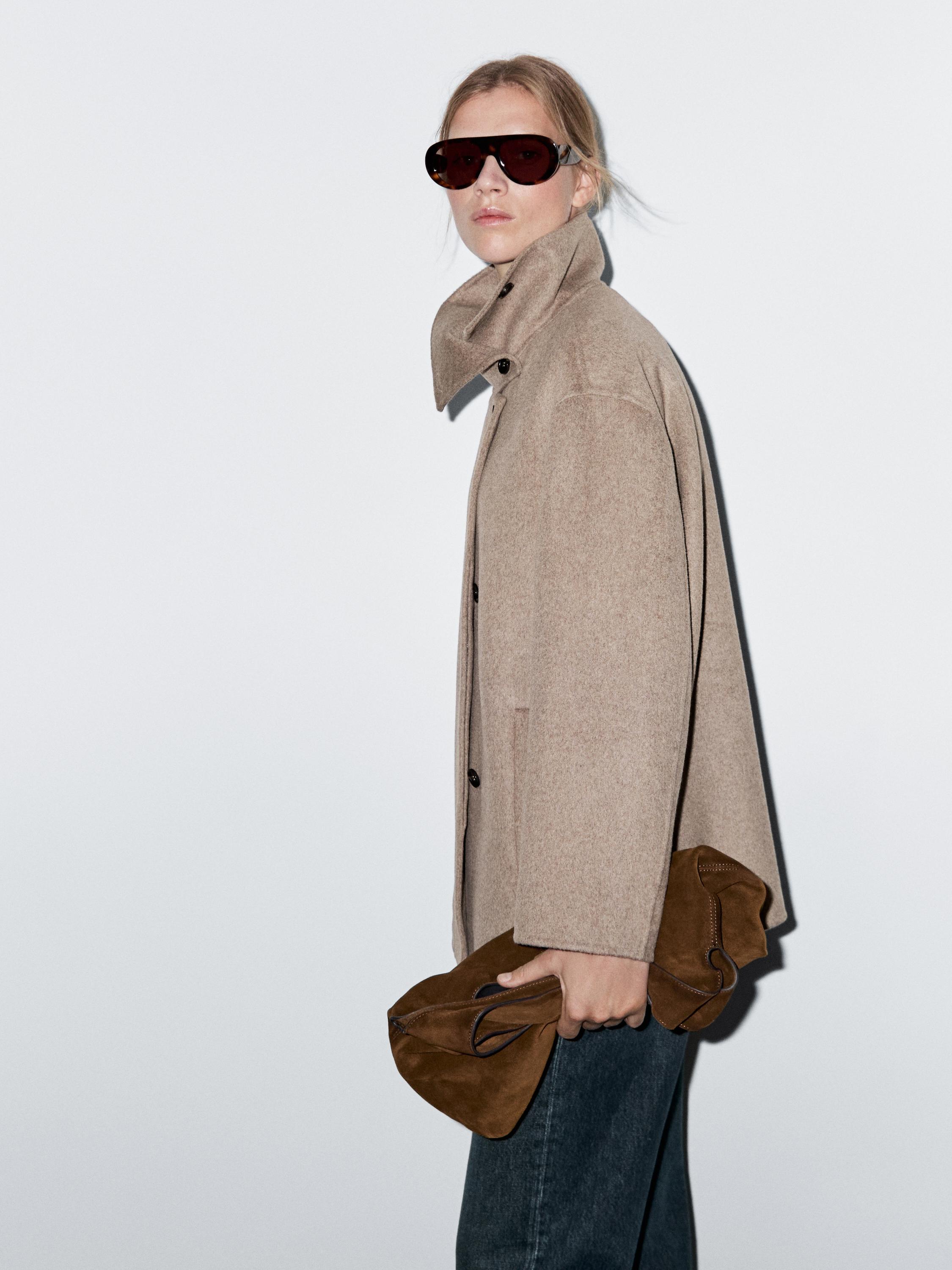 Plašč z dvignjenim ovratnikom in volno