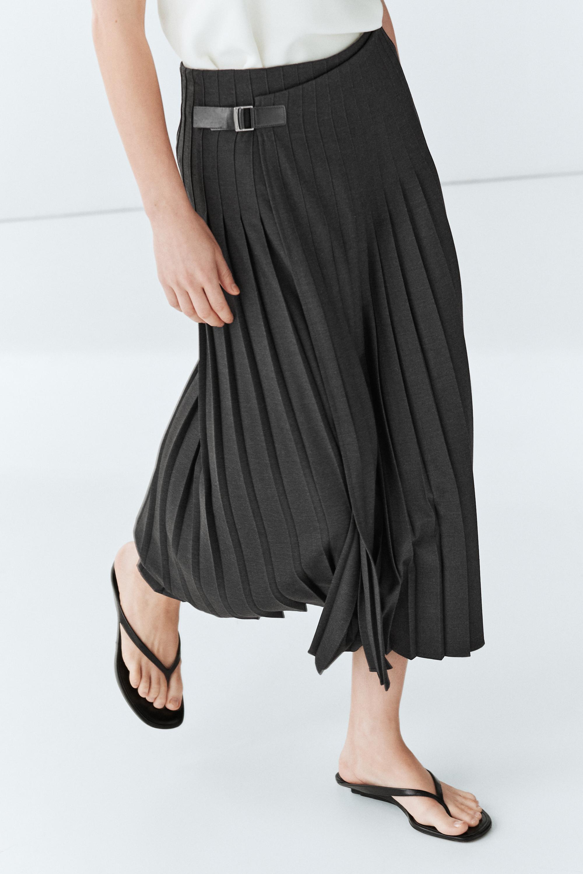 Pleated midi skirt with appliqué — GREY