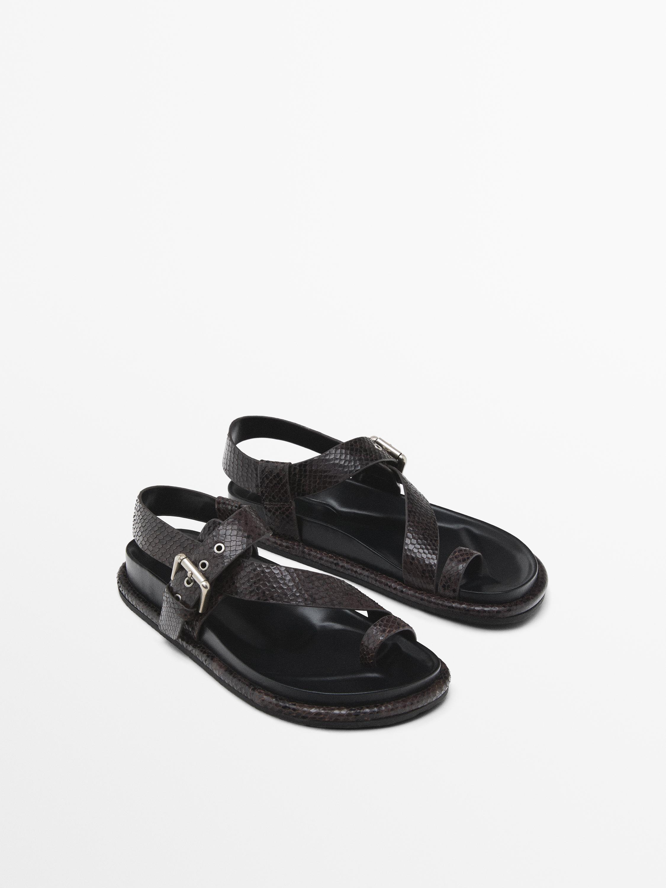 Printed sandals with toe divider