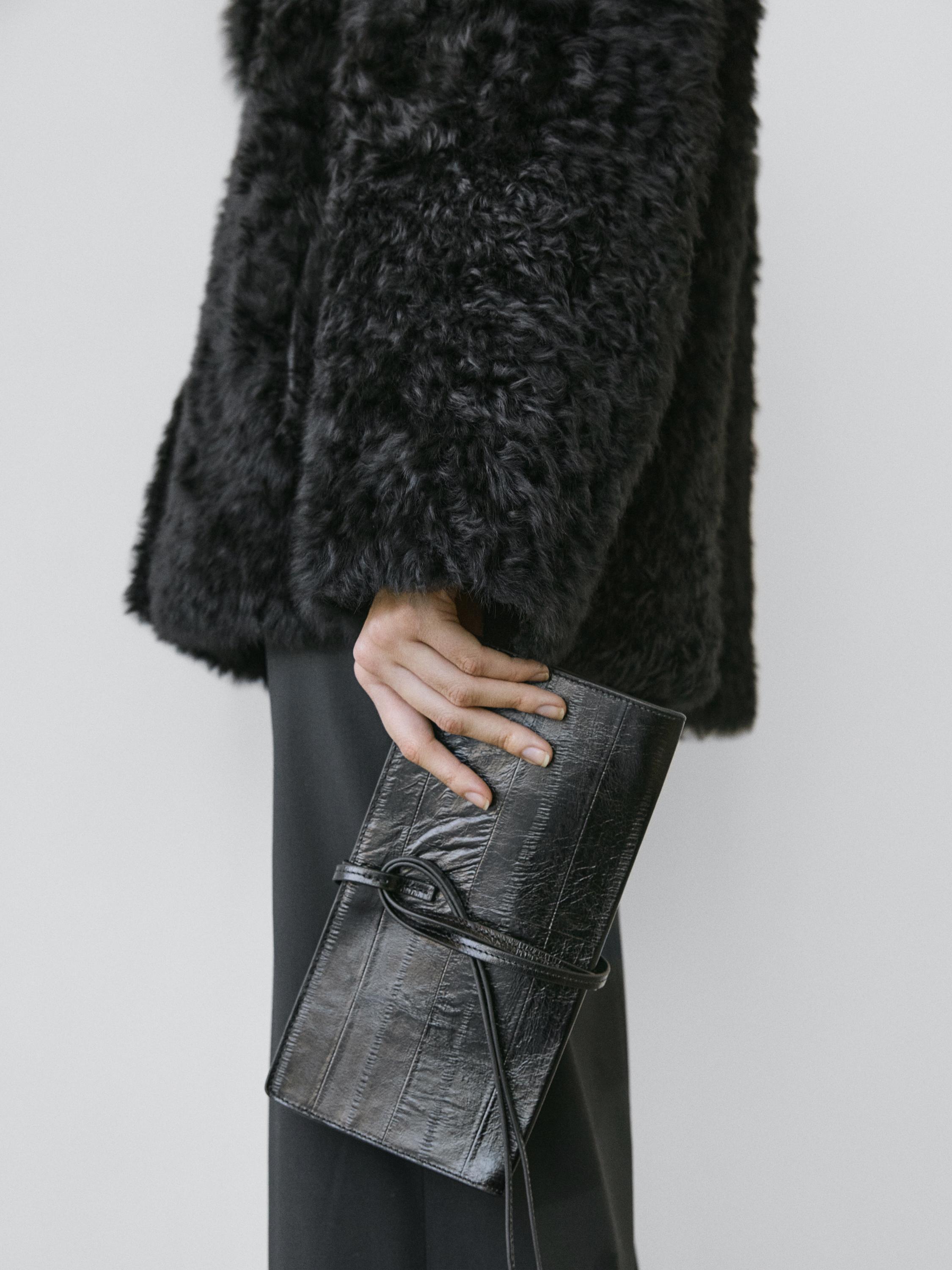 Sheepskin leather coat with lapel collar - STUDIO — BLACK
