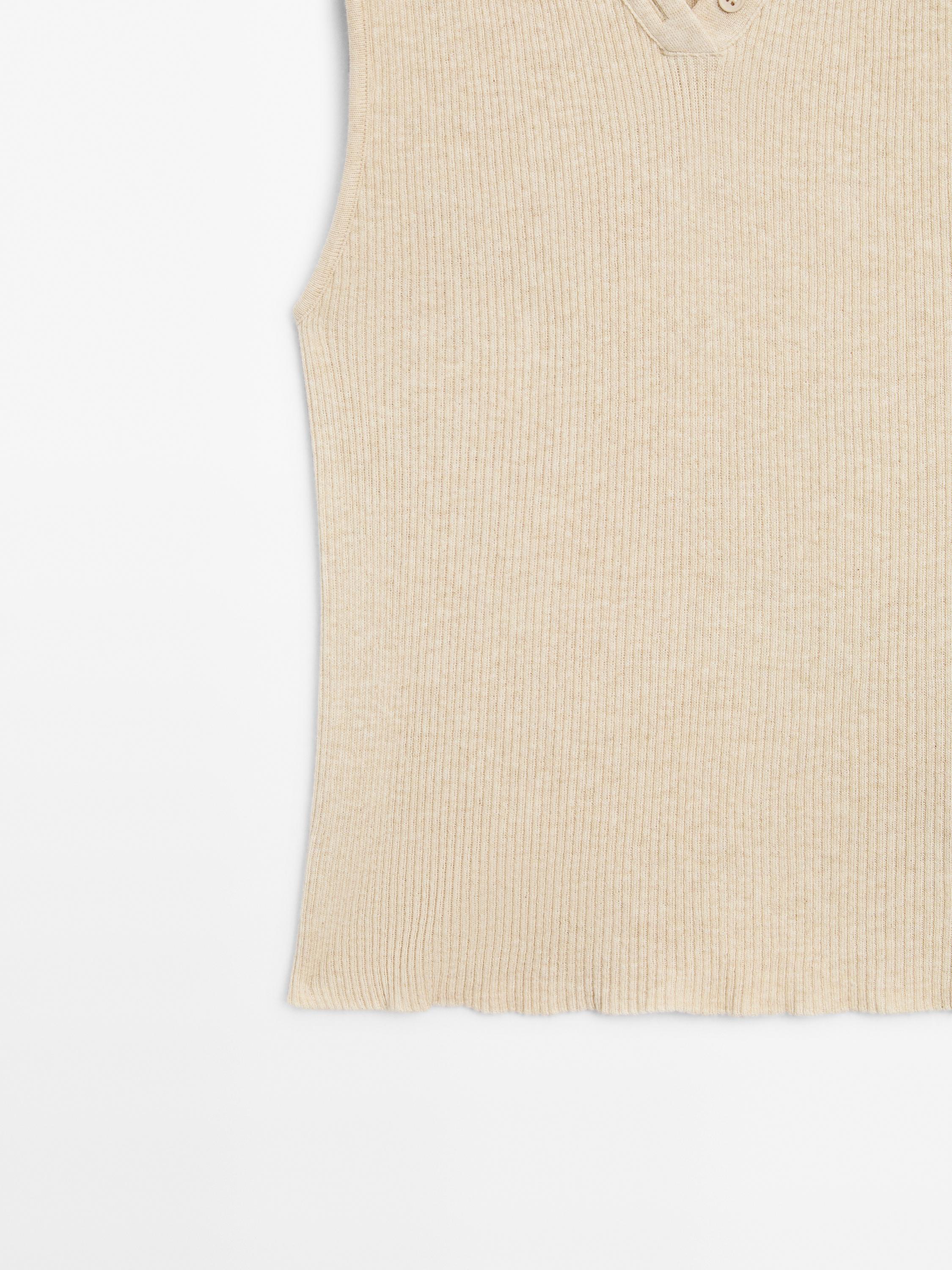 Ribbed top with collar detail