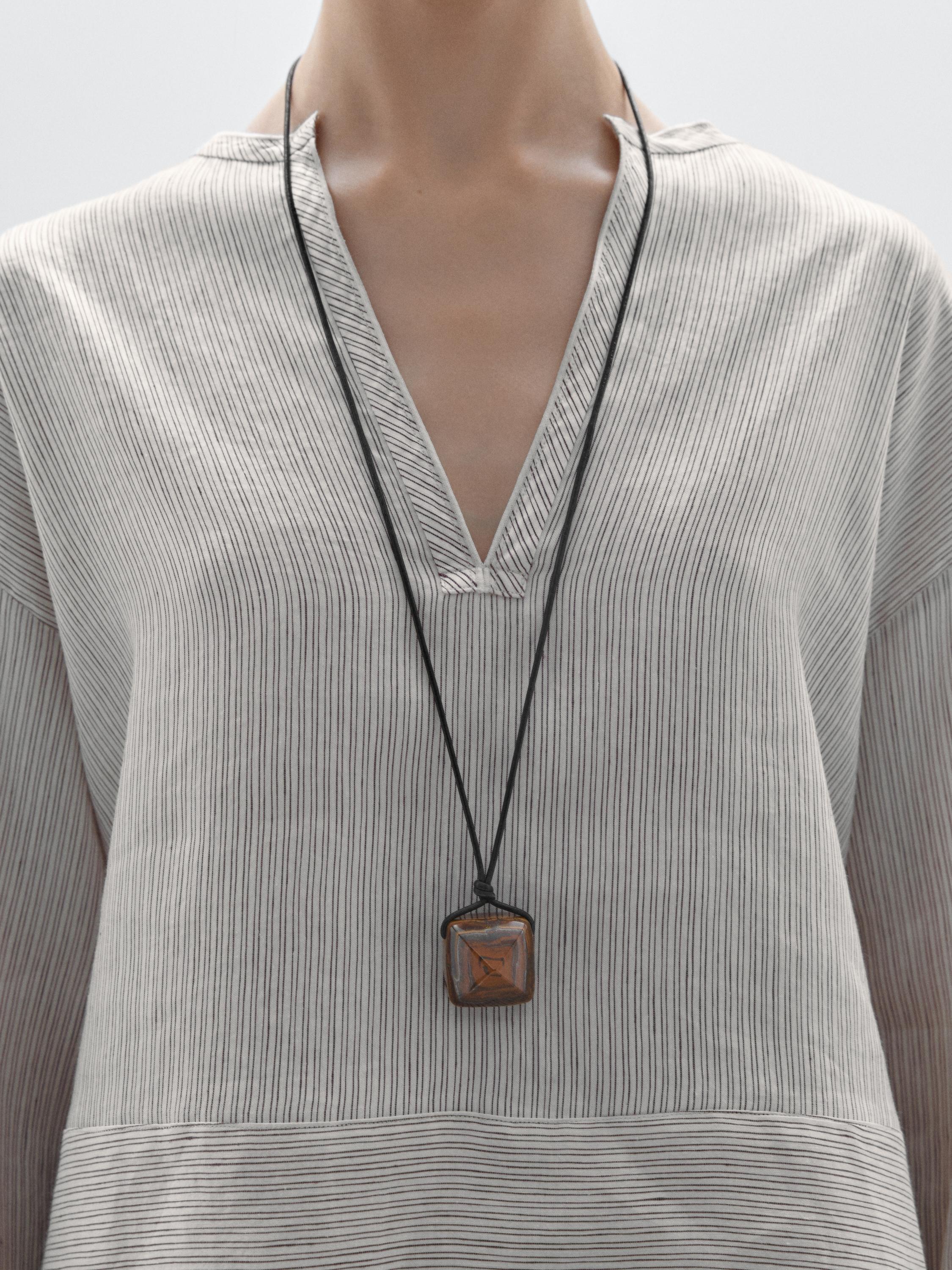 Camisa acetinada às riscas com parte inferior larga