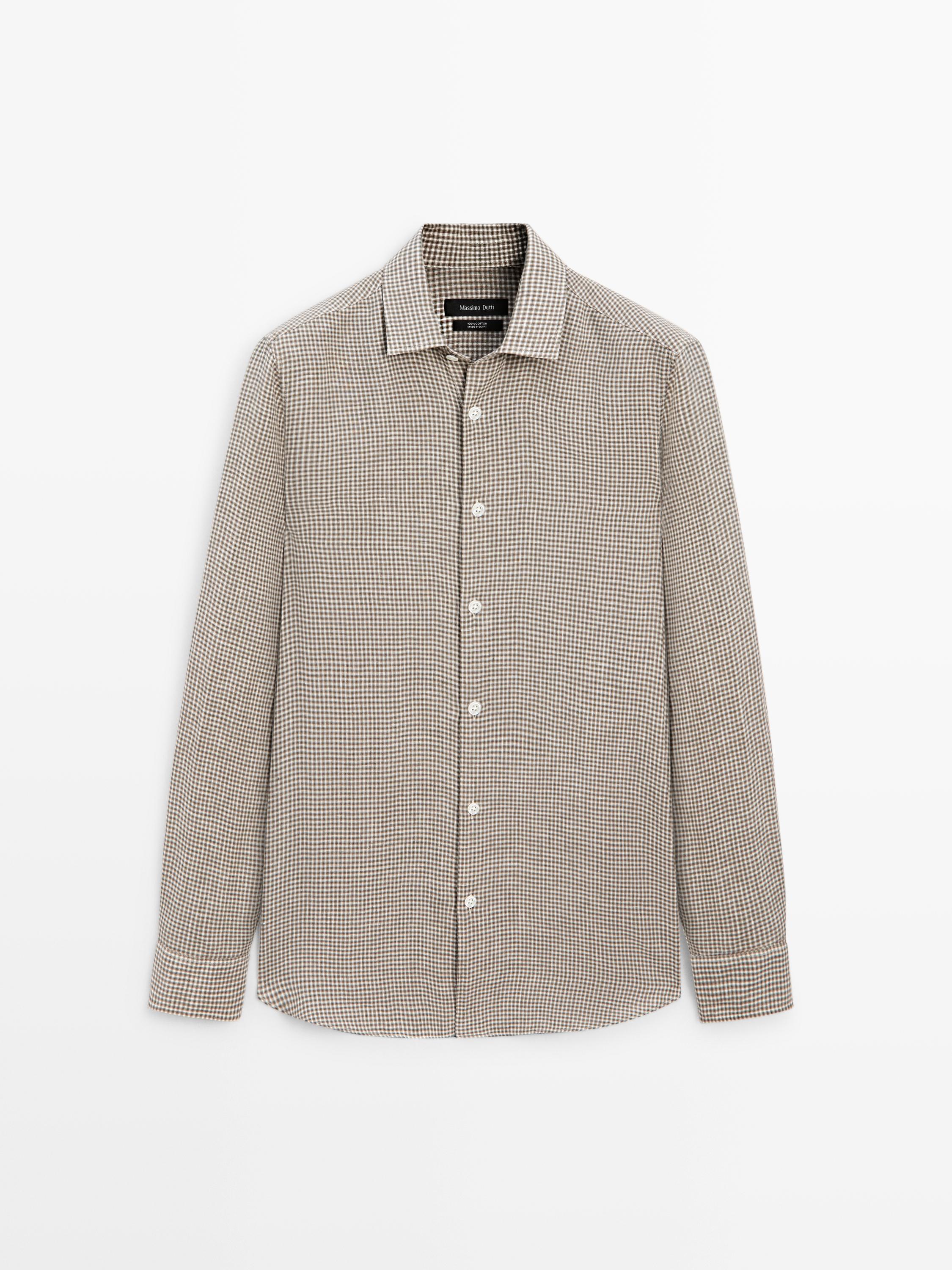 Vista frontal de camisa marró de màniga llarga amb estampat de quadres petits i botonadura central.