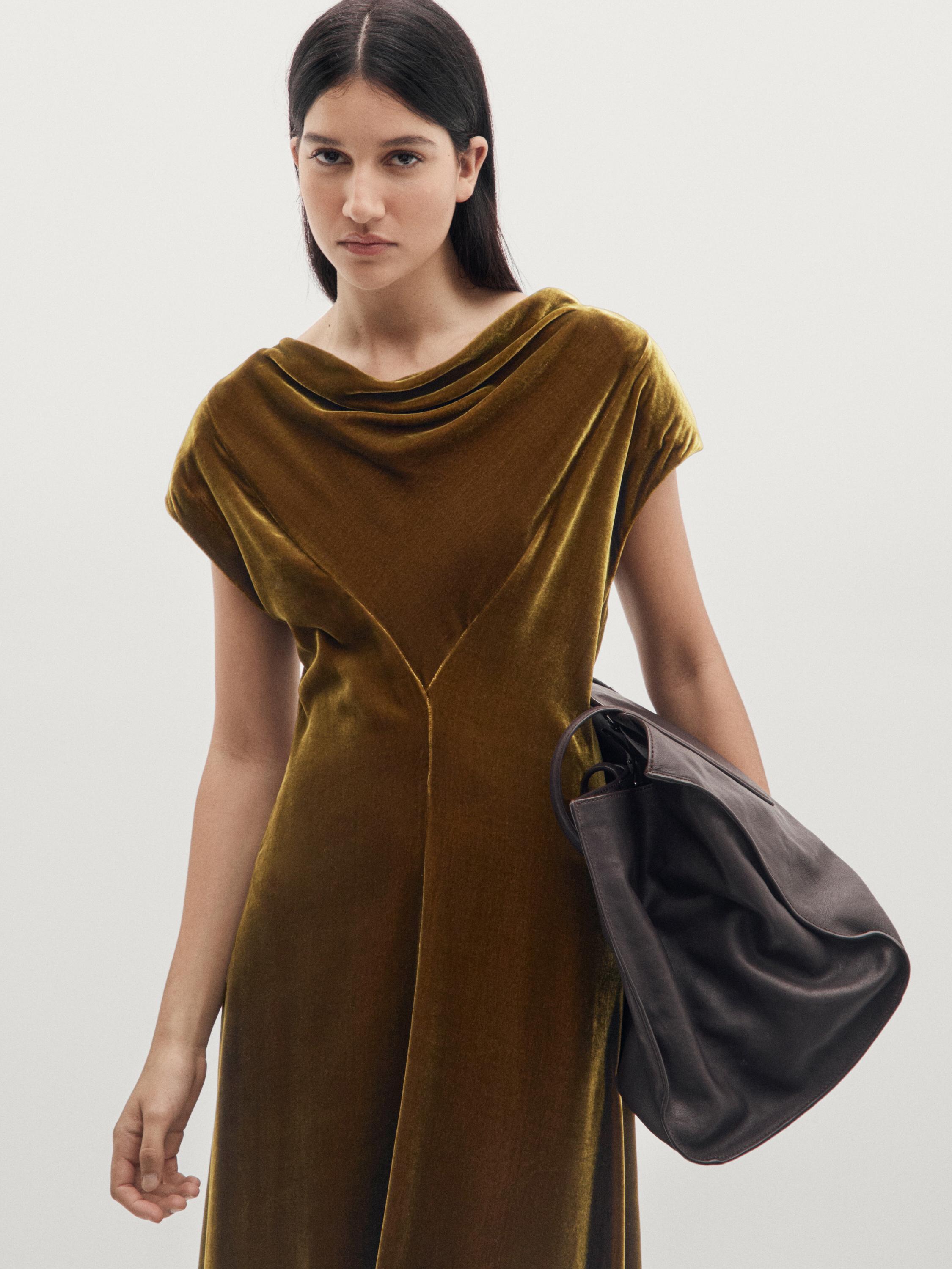 Robe longue à col drapé en velours