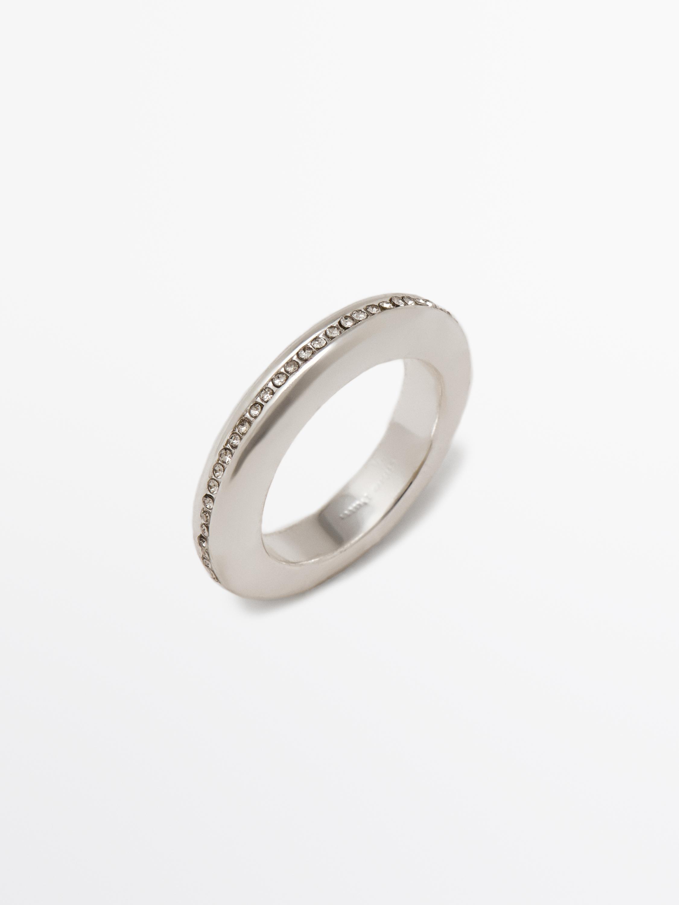 Pack of round shimmery rings
