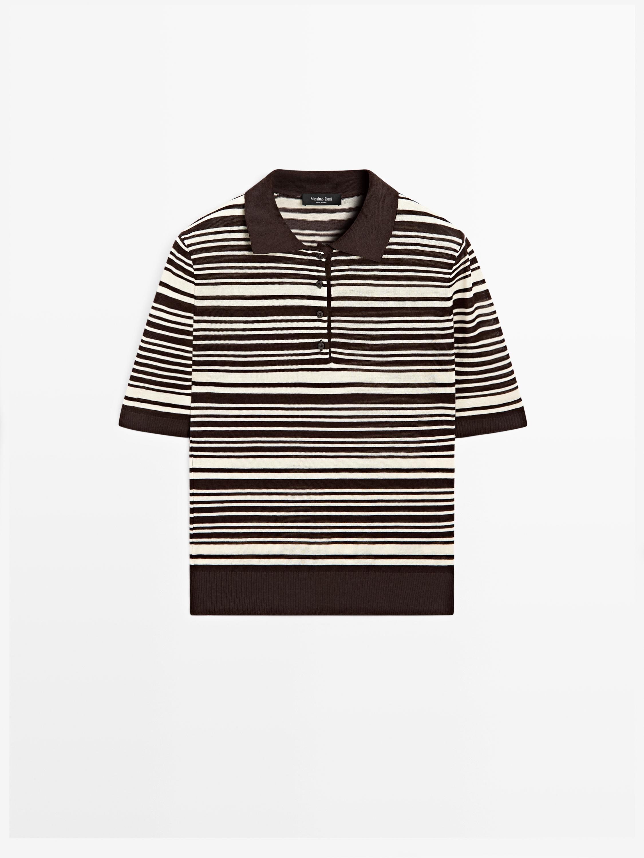 Vue frontale d'un polo marron à rayures horizontales blanches et marron, avec col classique et boutonnage sur le devant.