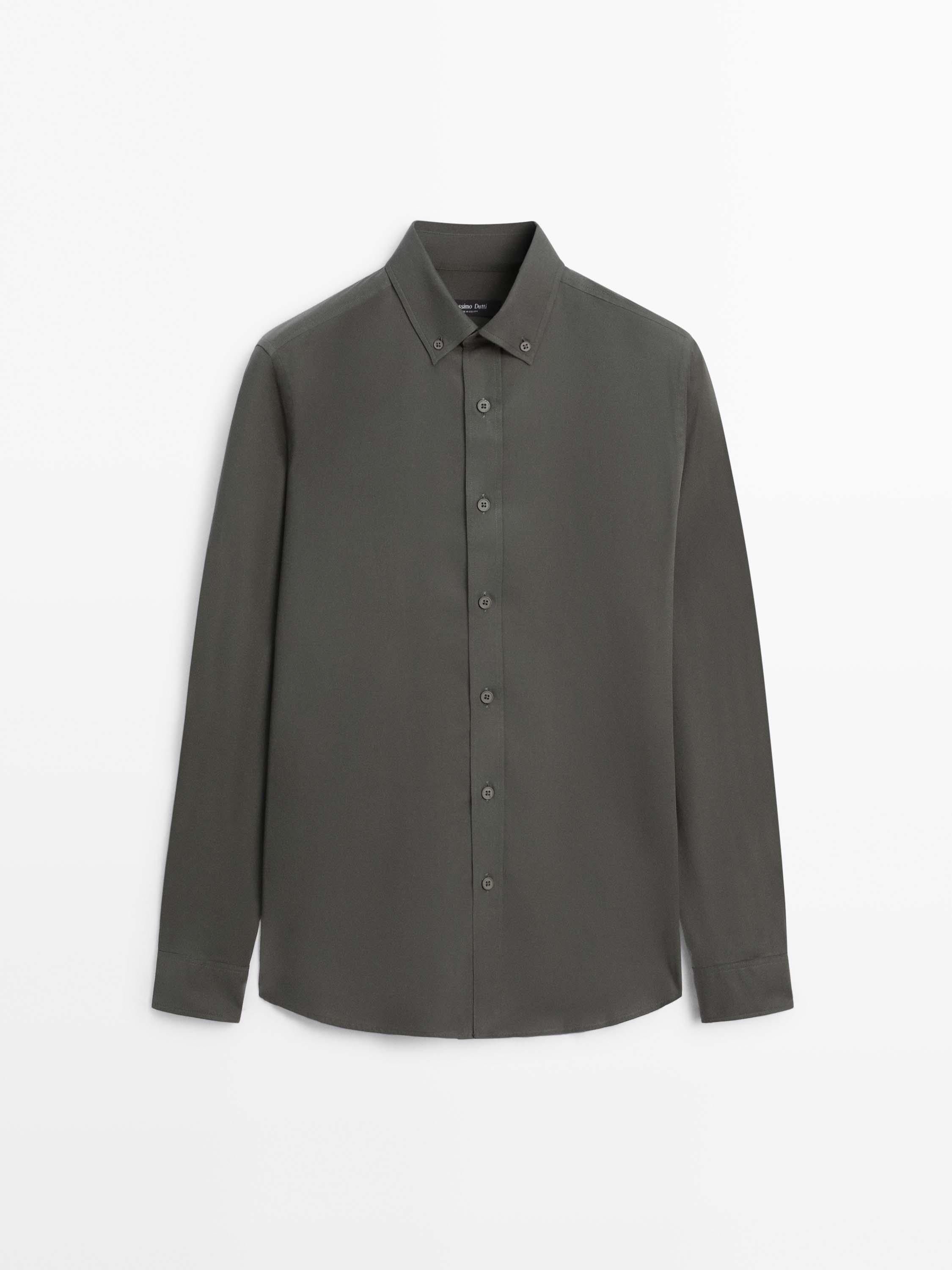 منظر أمامي لقميص أخضر بأكمام طويلة وياقة كلاسيكية وأزرار أمامية.