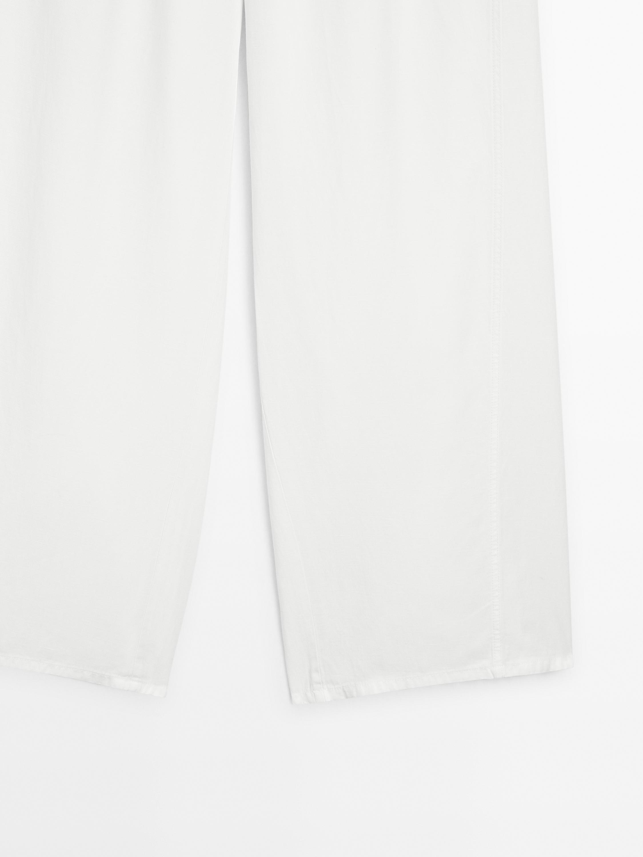 Flowing barrel fit trousers with seam detail