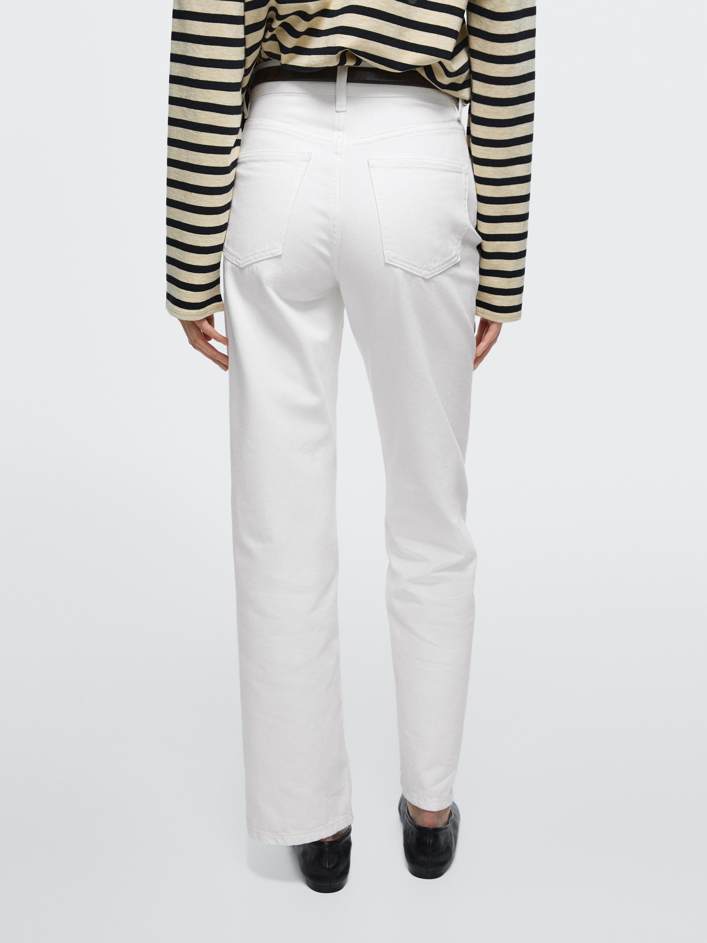 Vista posterior de jeans branco roto de tiro alto con petos traseiros.