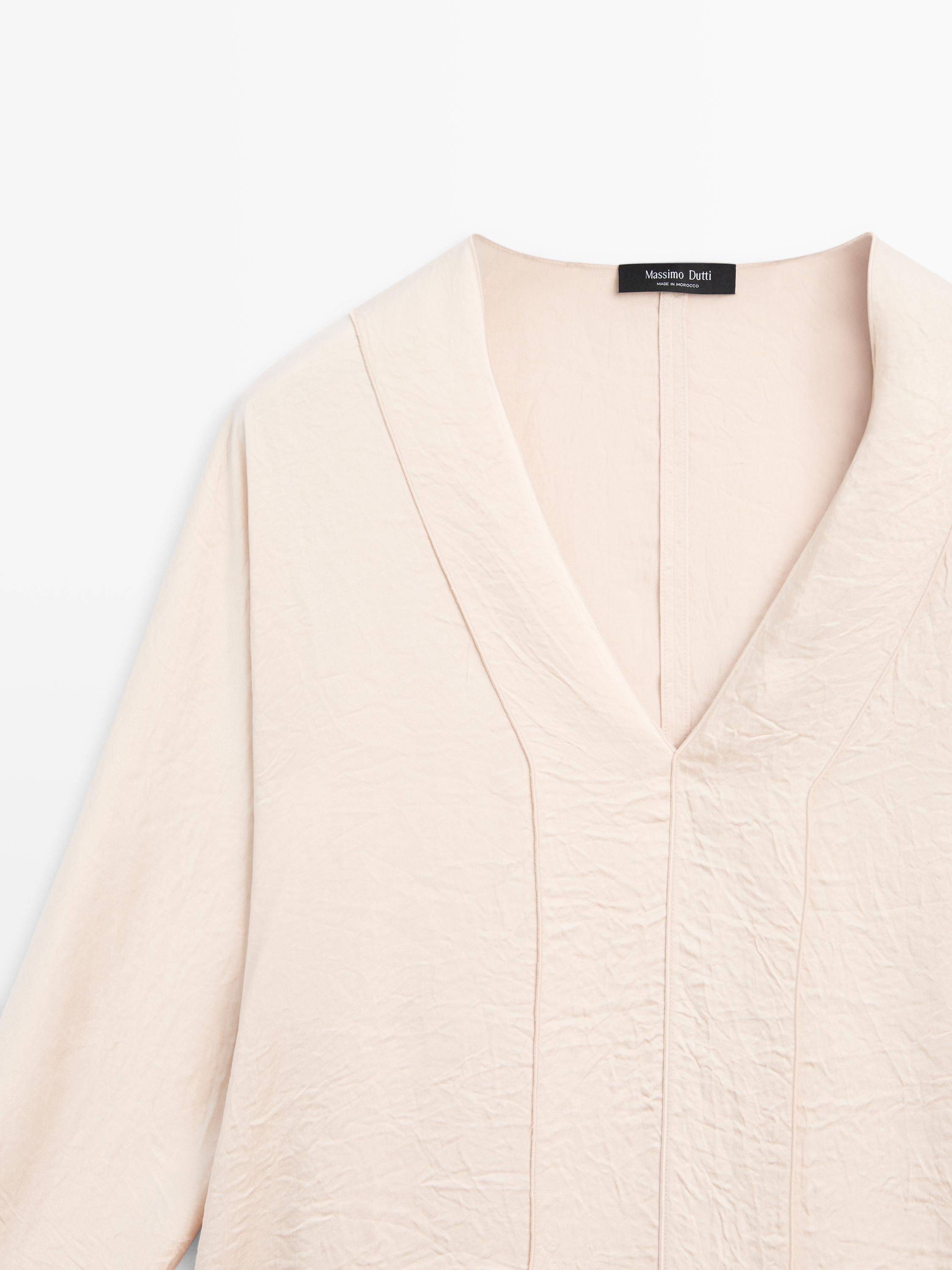 Blusa satinada cuello pico