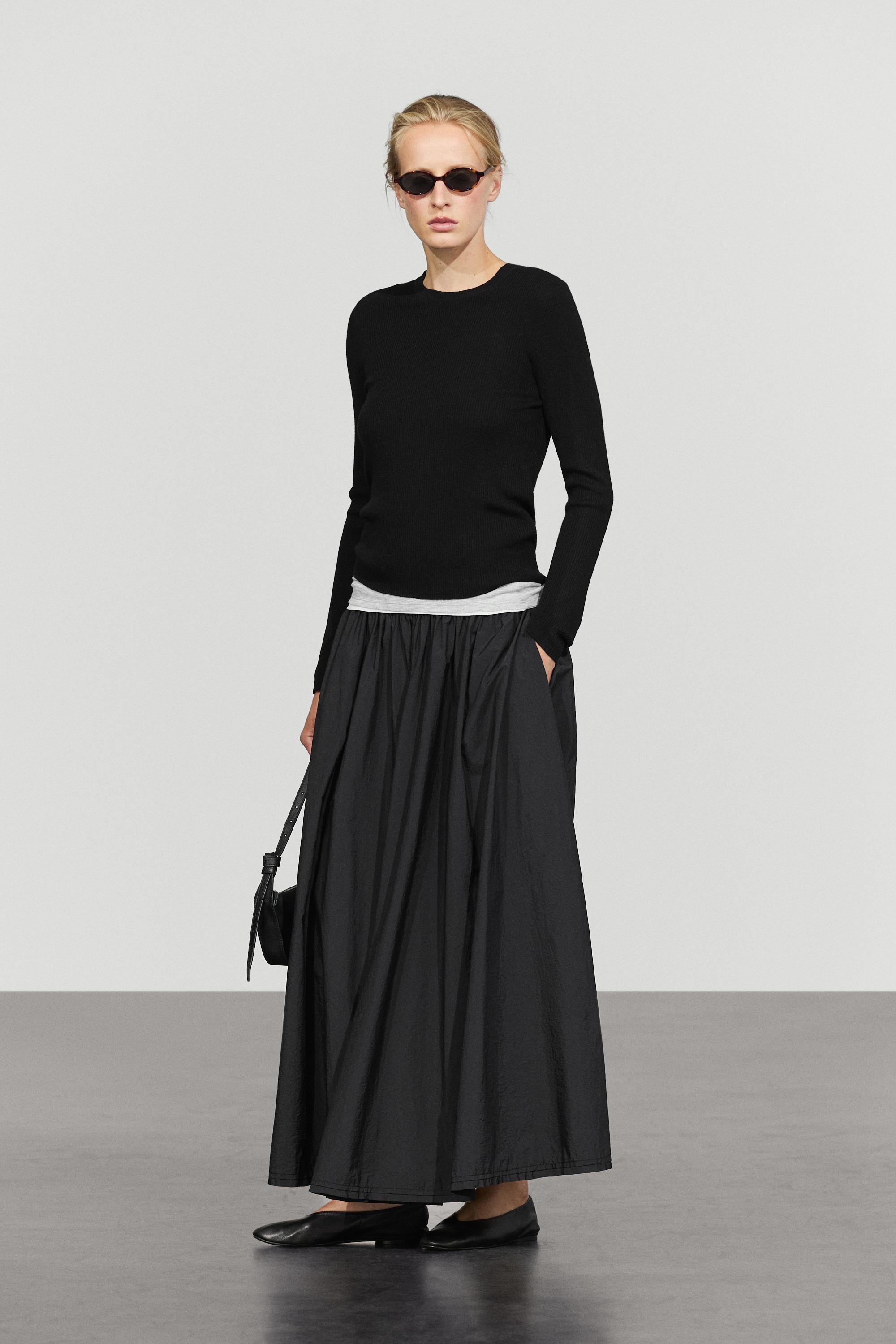 Ribbed knit round neck sweater — BLACK