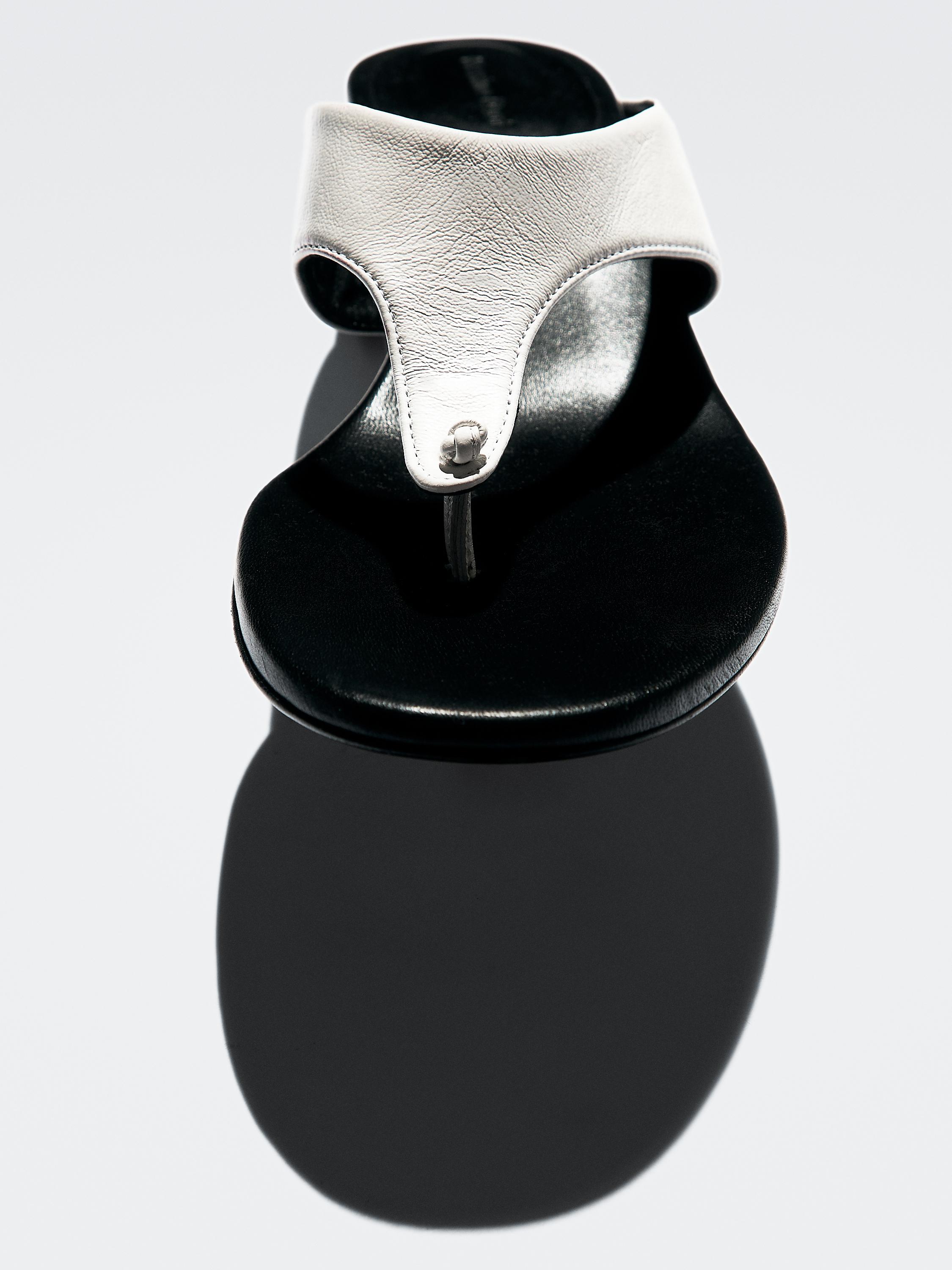 Heeled sandals with toe divider