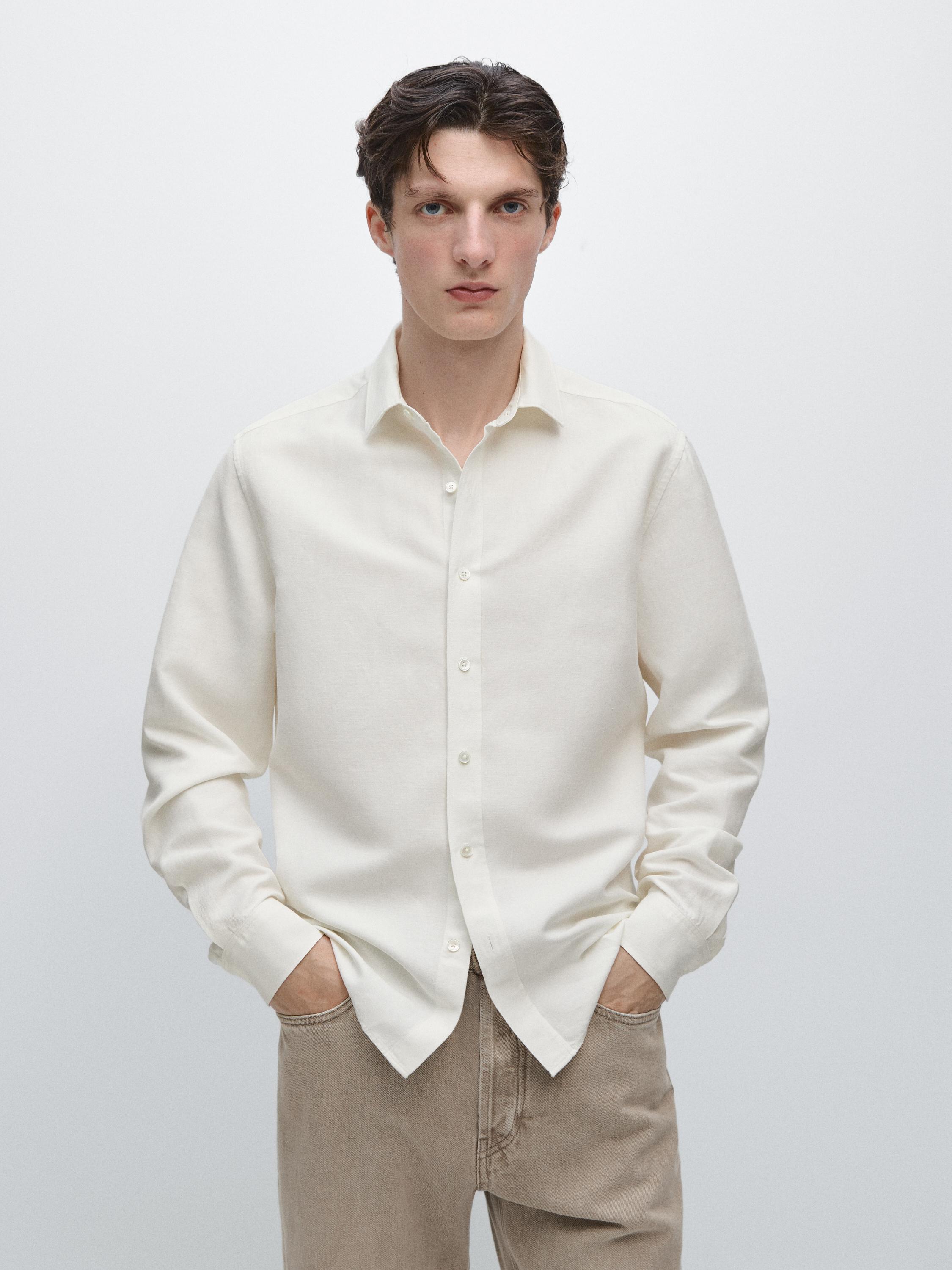 Conjunto de camisa cruda de manga larga con botones y pantalones beige.