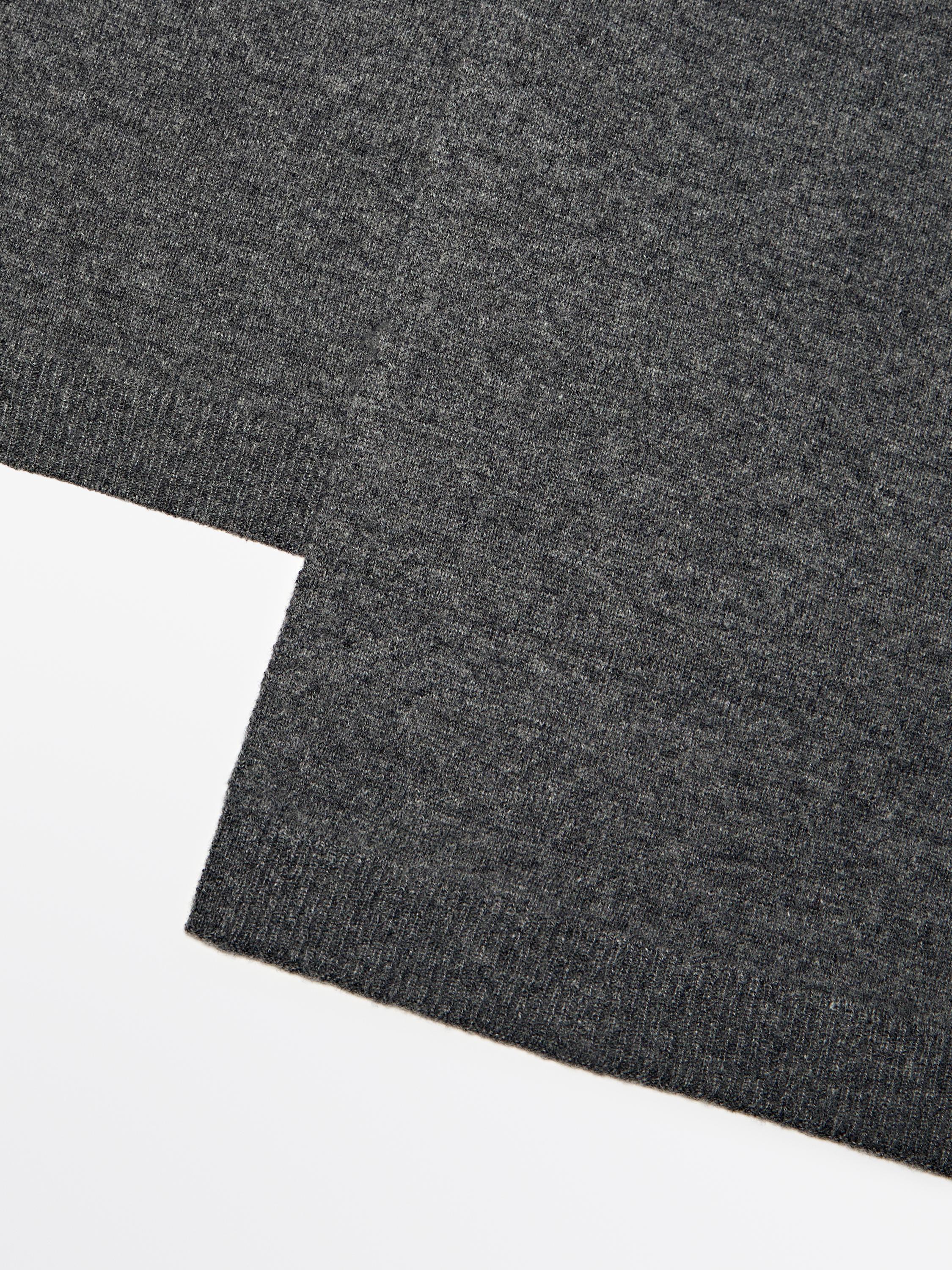 Feiner Schal aus Wollmischgewebe