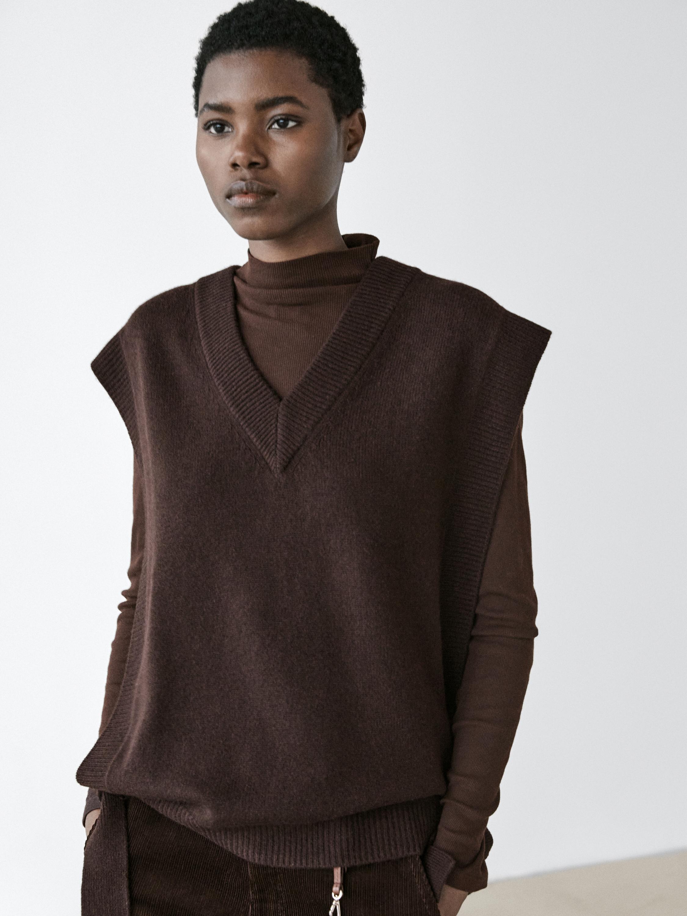 V-neck bib with tie details — BROWN