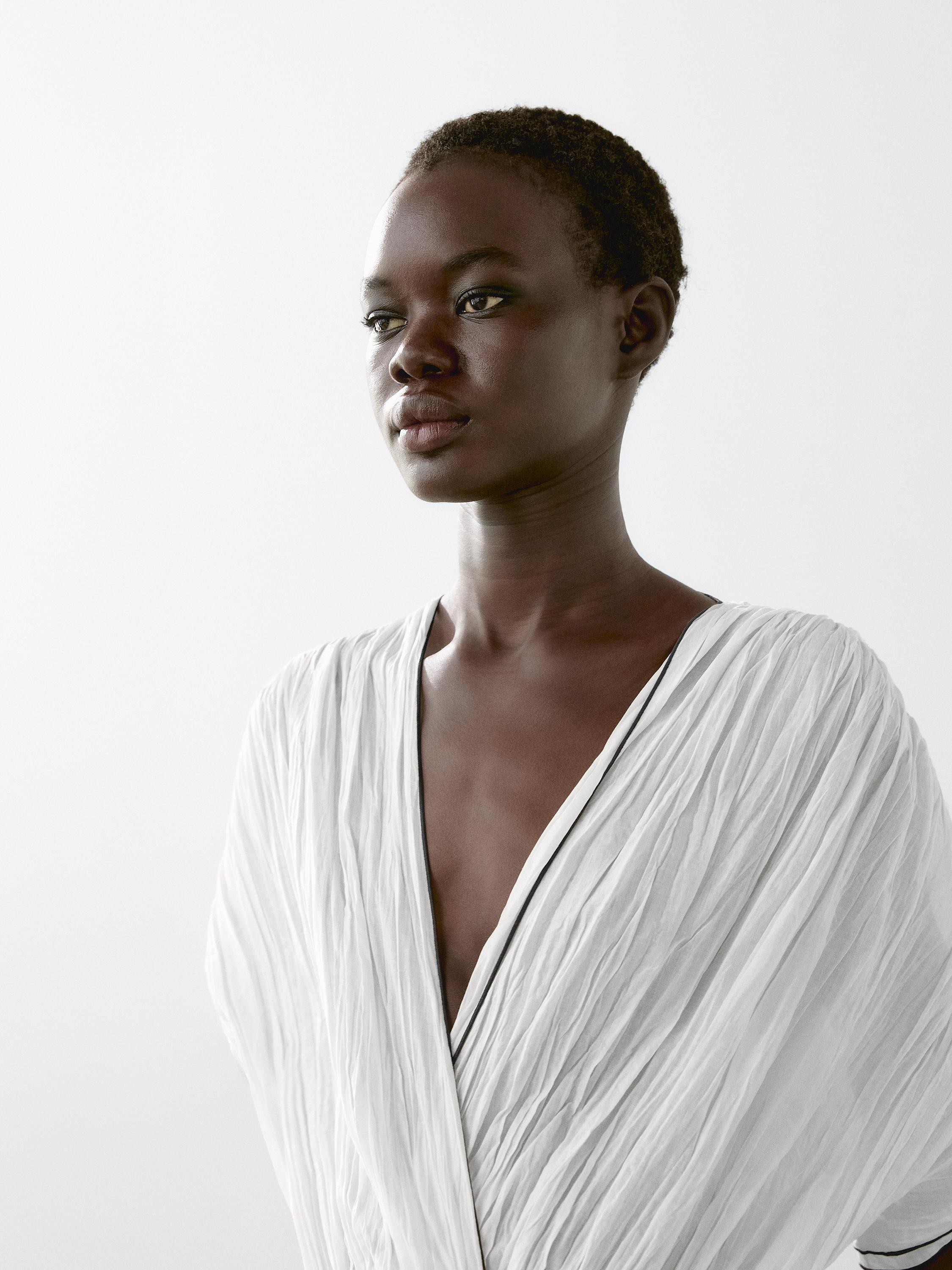 Vestido largo plisado contraste