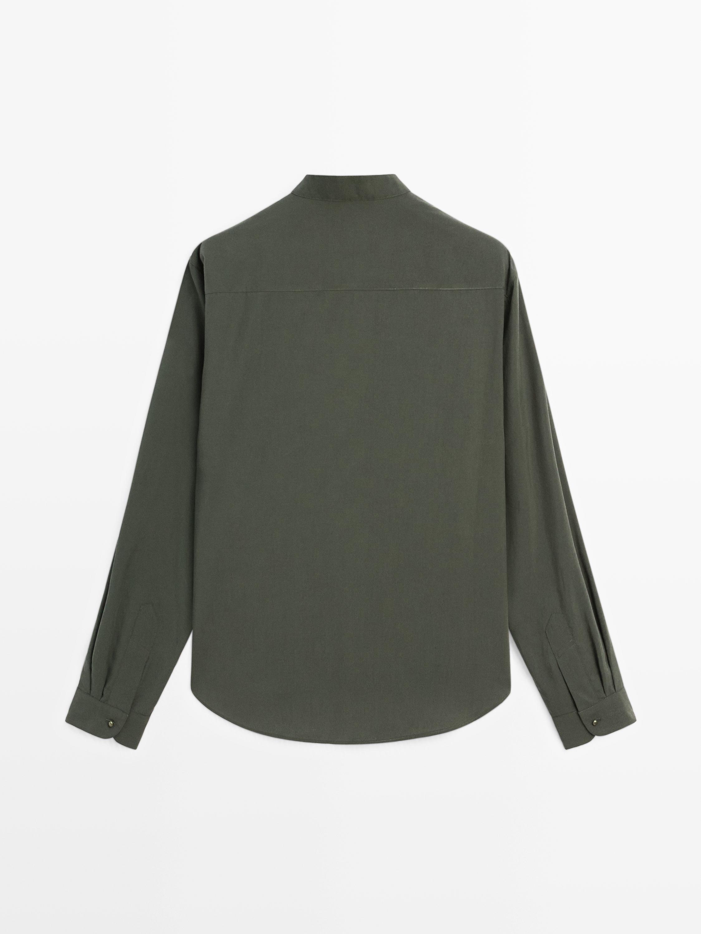 Koszula z cienkimi plisami i stójką