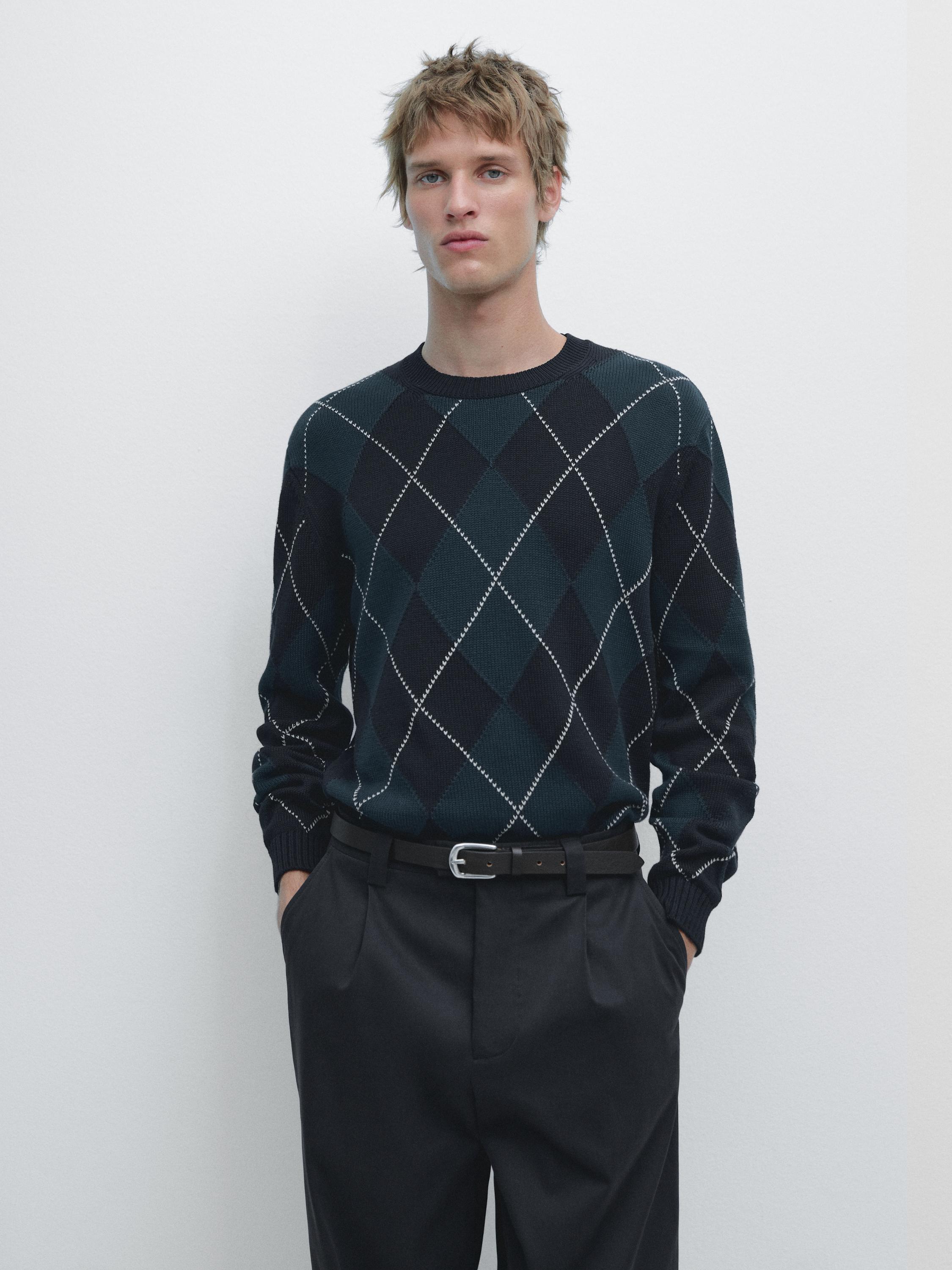 Komplet xhup i livandës me rombe dhe pantallona të errëta me rrip të zi.