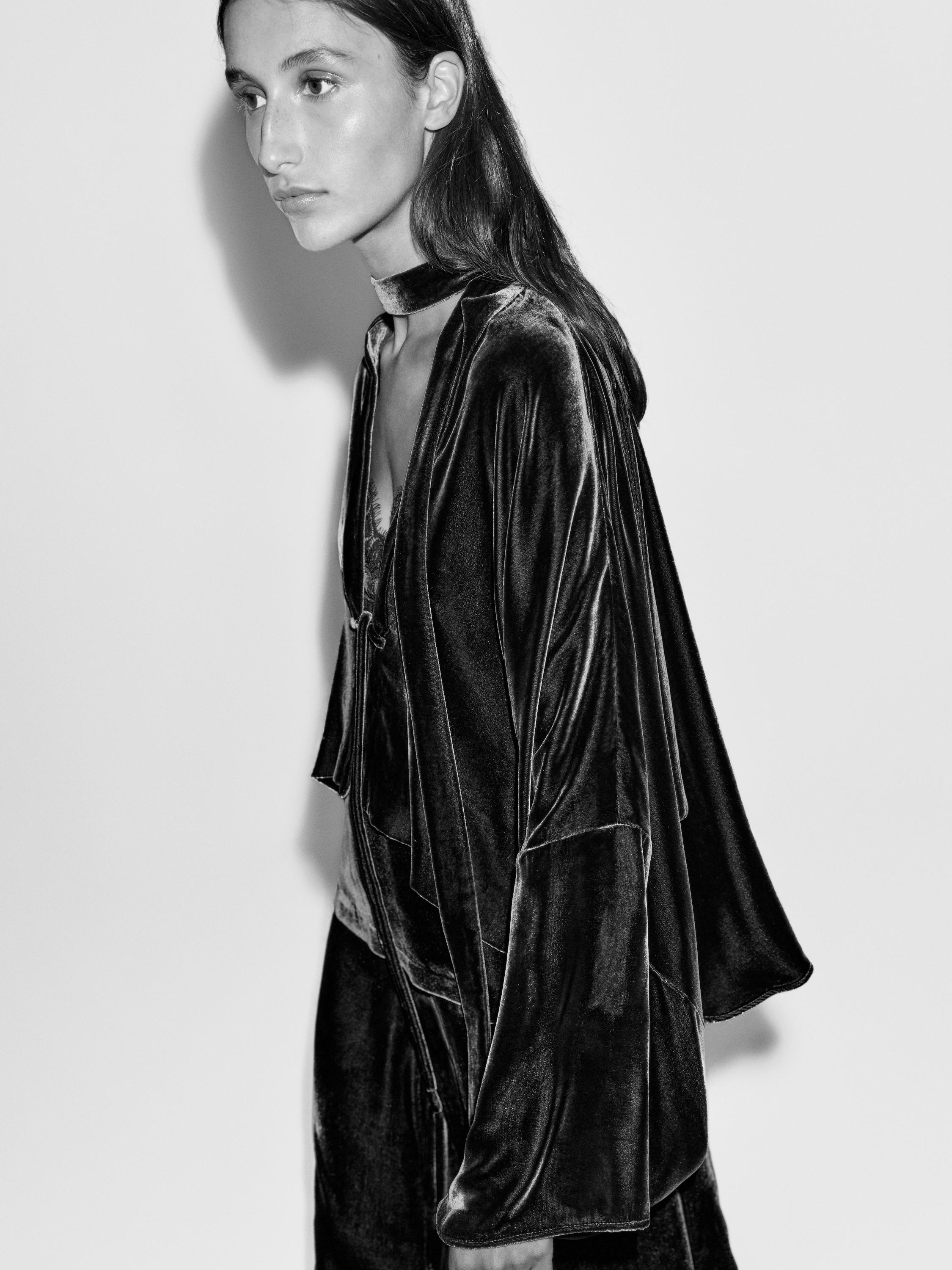 Fular detaylı kadife kimono