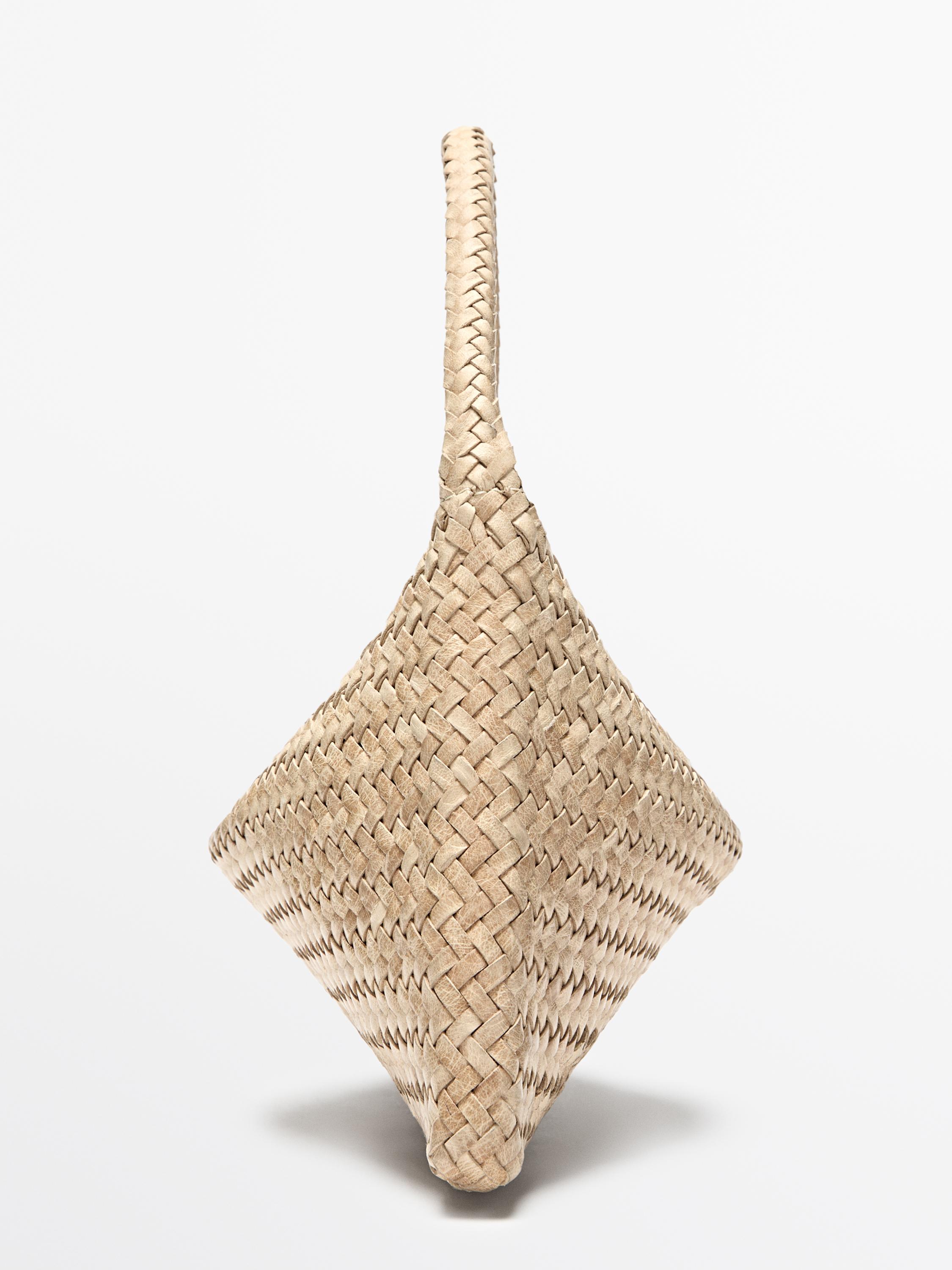 Liten skulderveske i flettet skinn