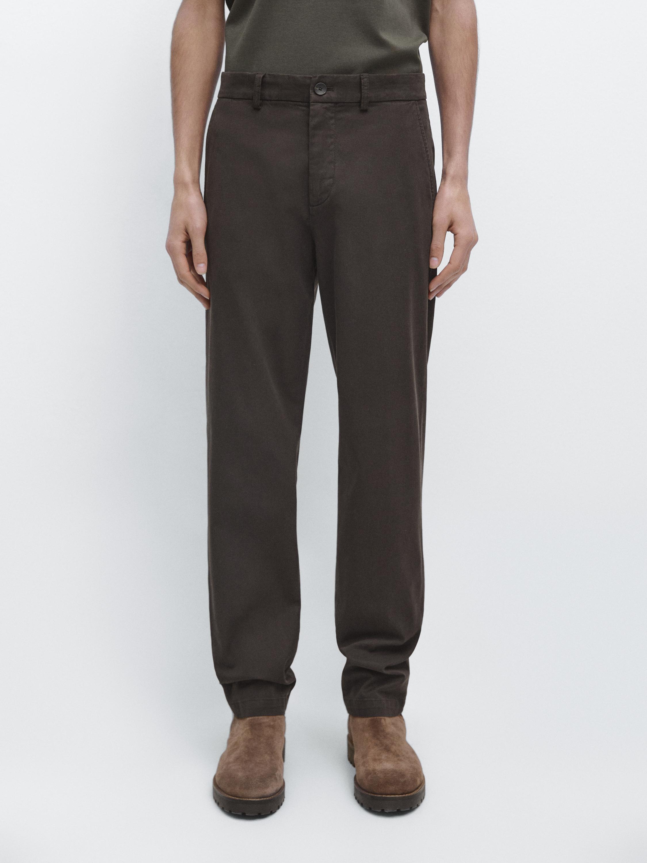 Ensemble pantalon jogger marron avec poches latérales et fermeture boutonnée sur le devant.