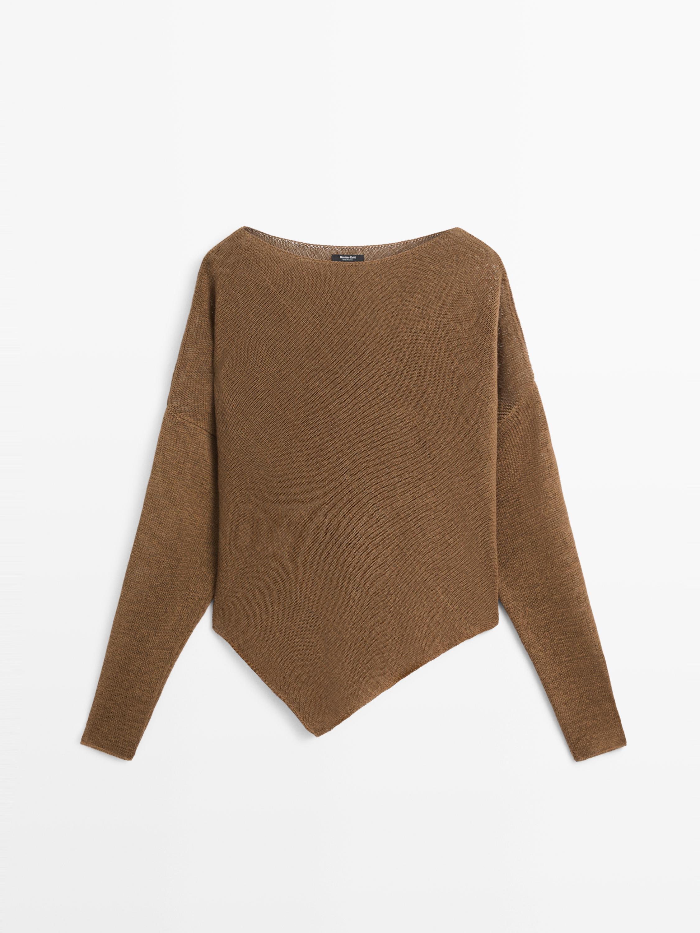 Vue de face d'un pull asymétrique couleur tabac avec col rond et manches longues.