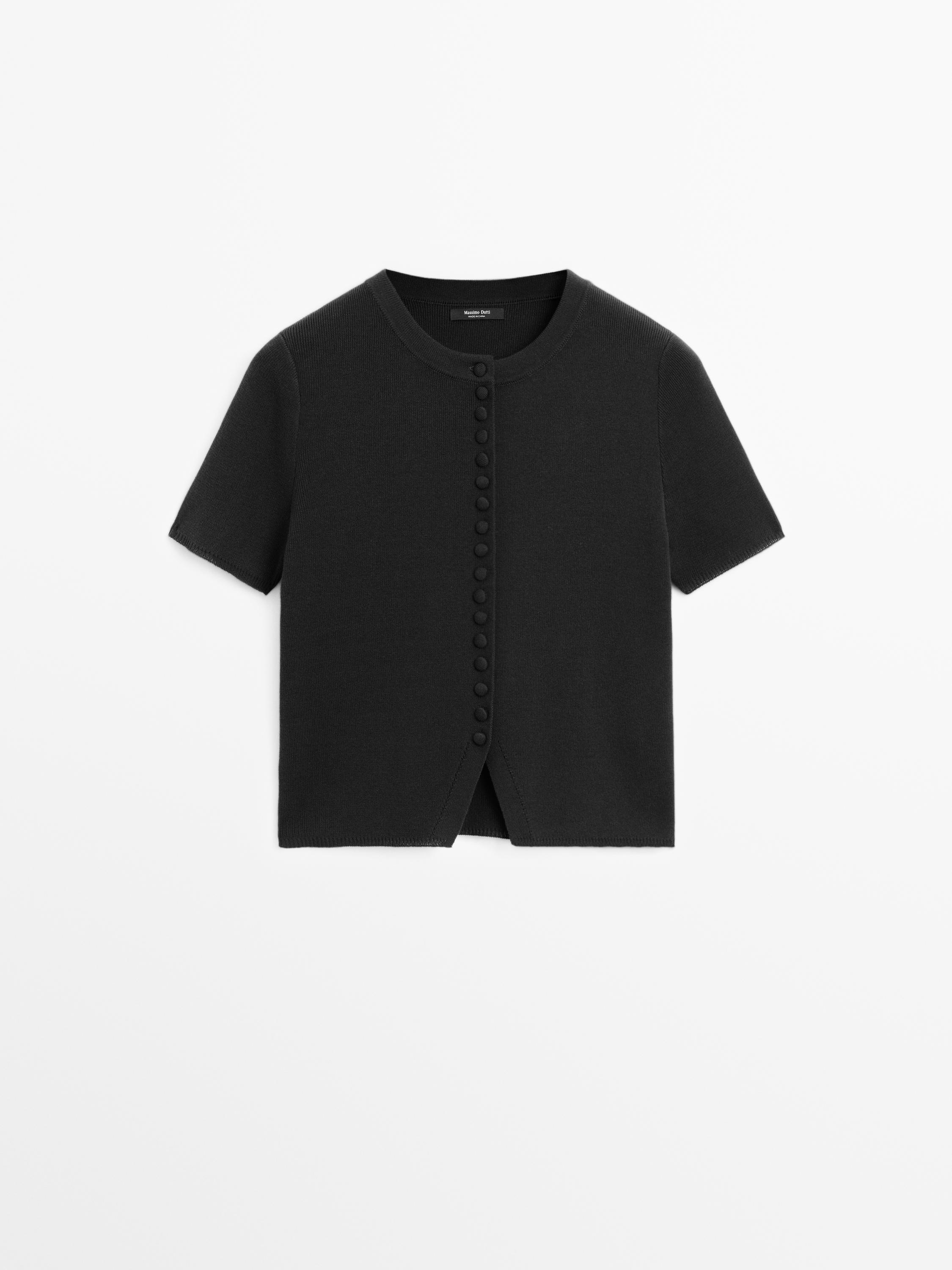 Vorderansicht einer schwarzen Strickjacke mit kurzen Ärmeln und Knopfleiste in der Mitte.