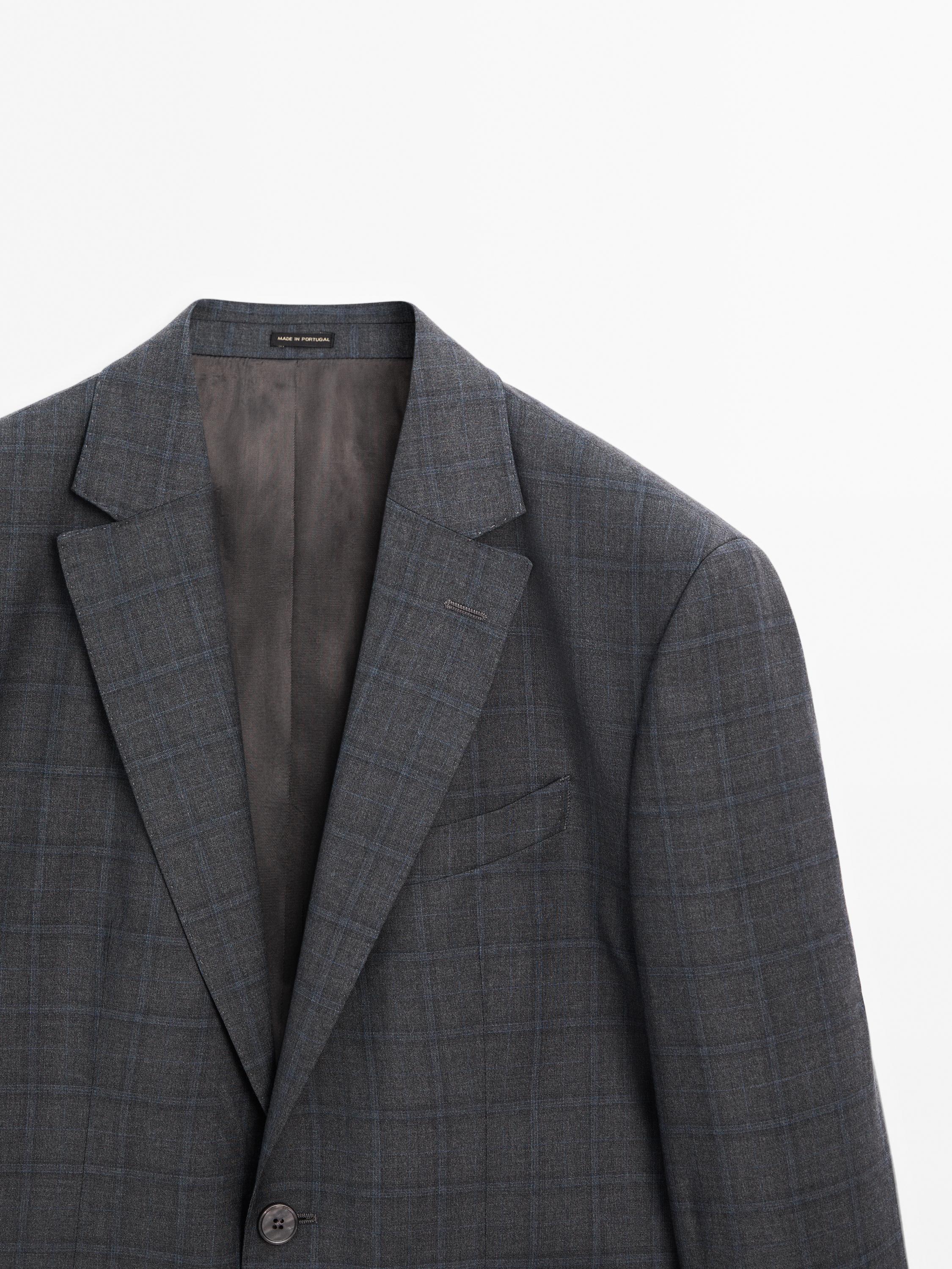 Americana traje gris cuadro ventana azul