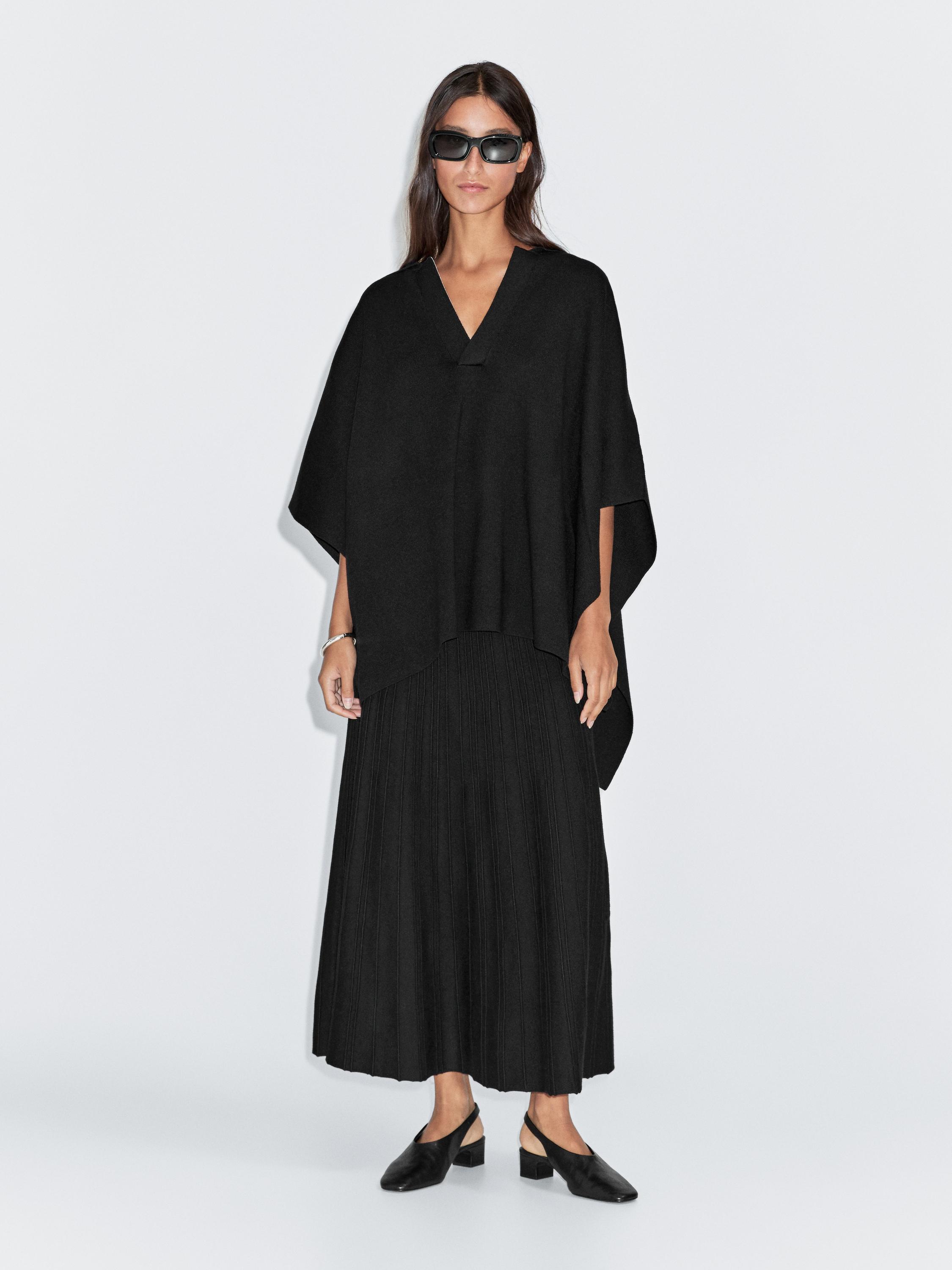 Short knit V-neck cape