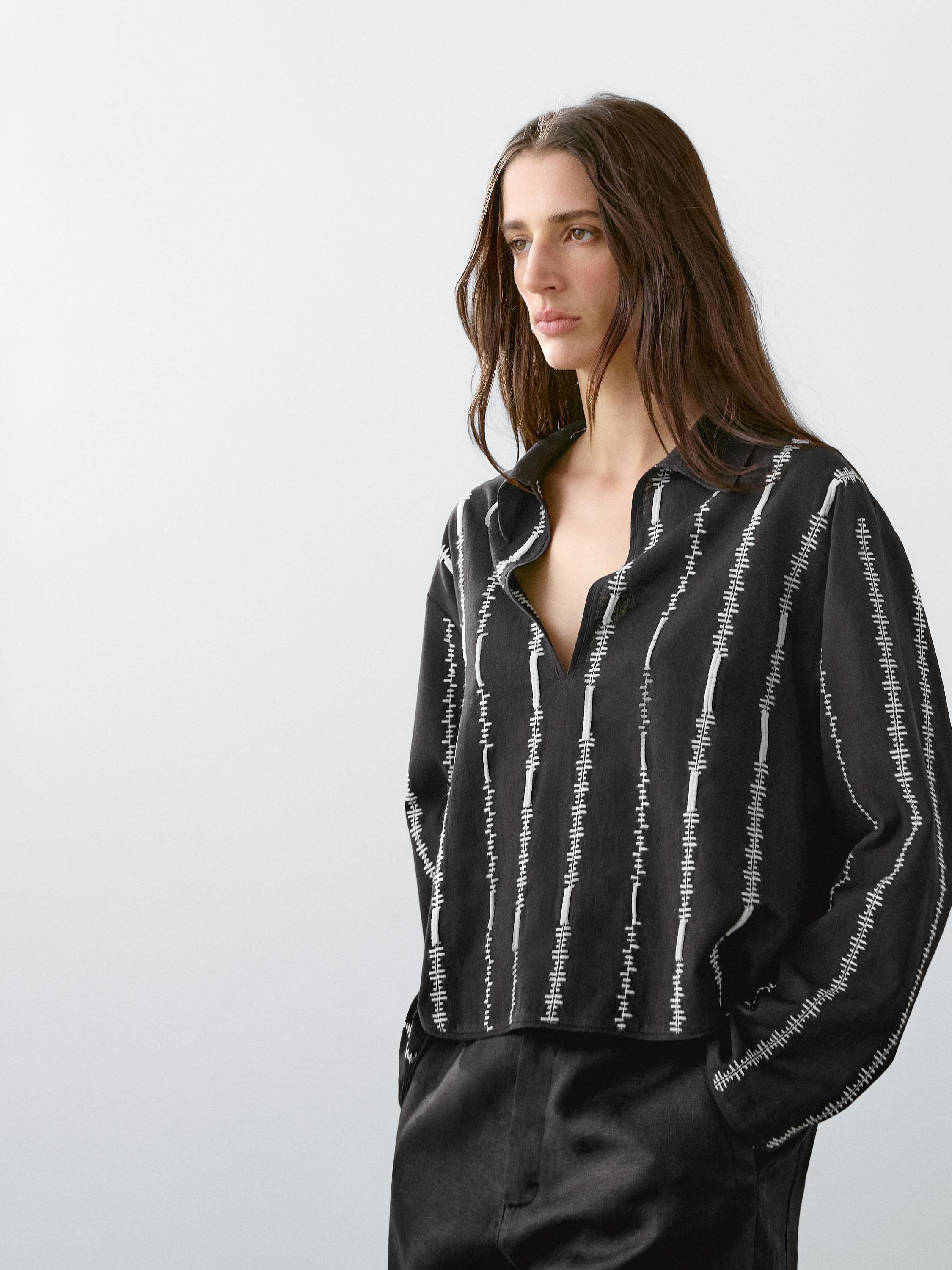 بلوزة بتفاصيل مطرزة