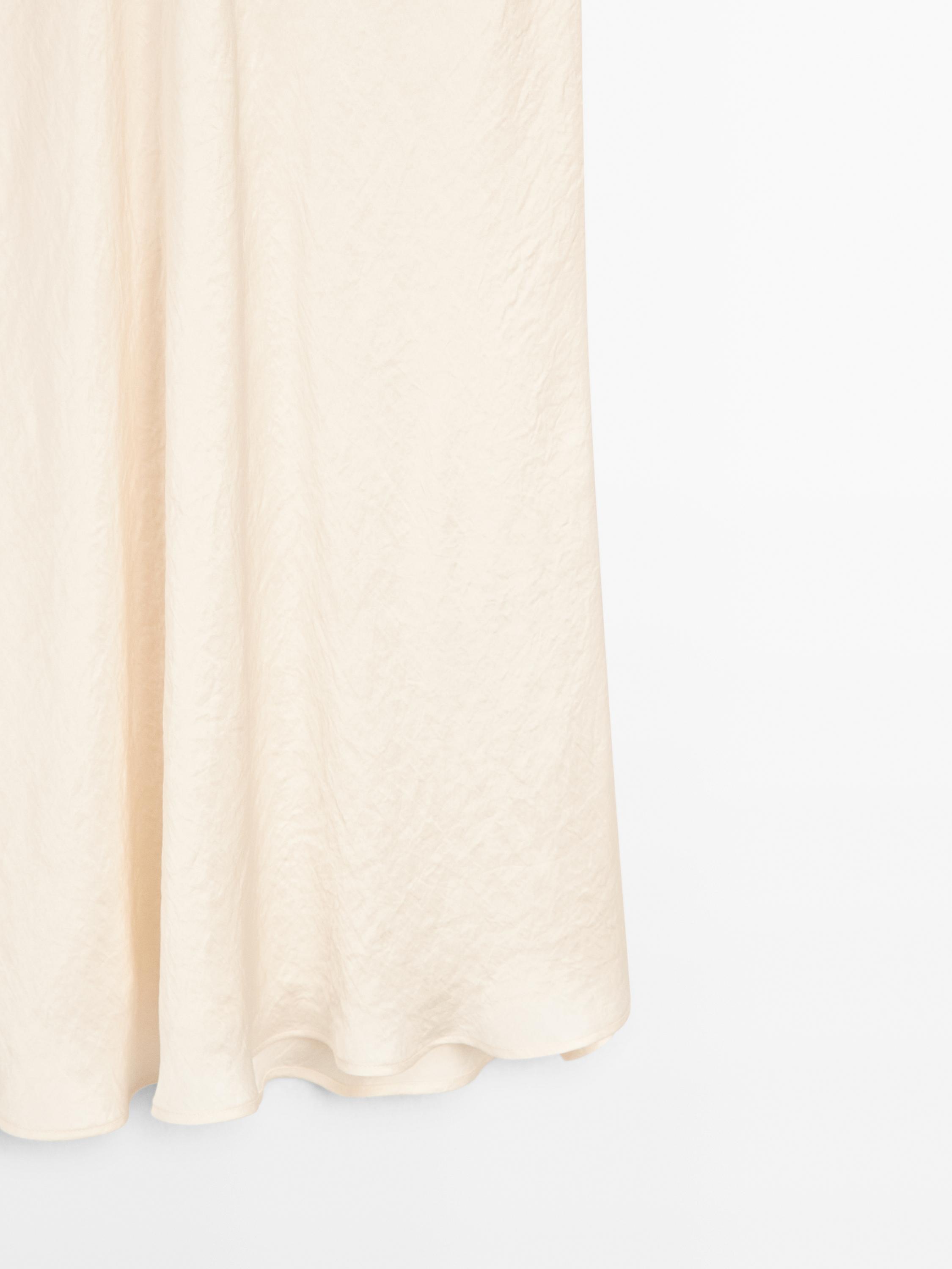 Splývavá saténová midi sukňa