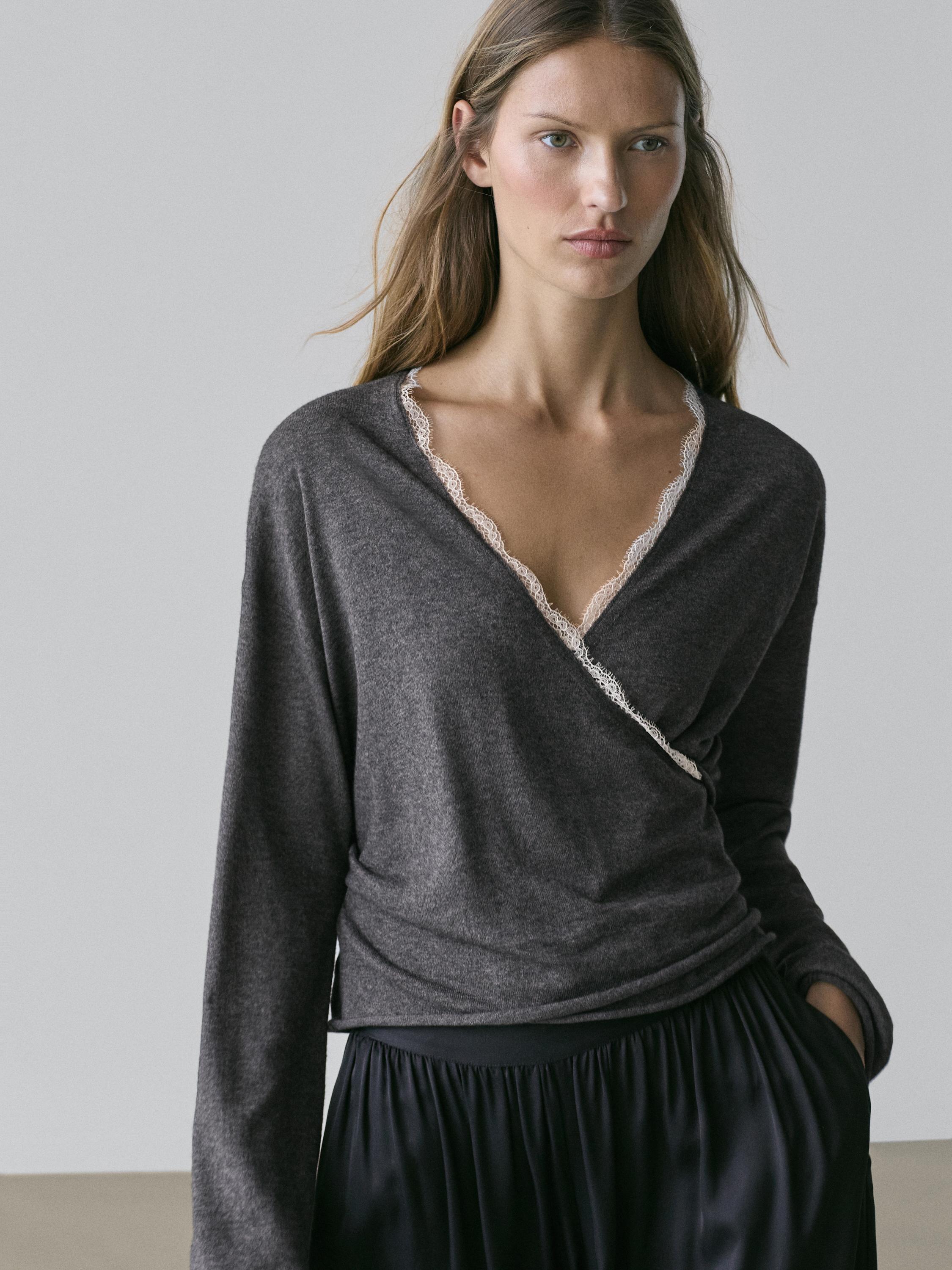 Plan mesatar i kardiganit gri antracit të kryqëzuar me detaj dantelle në dekolte, mëngë të gjata dhe prerje të lirshme.