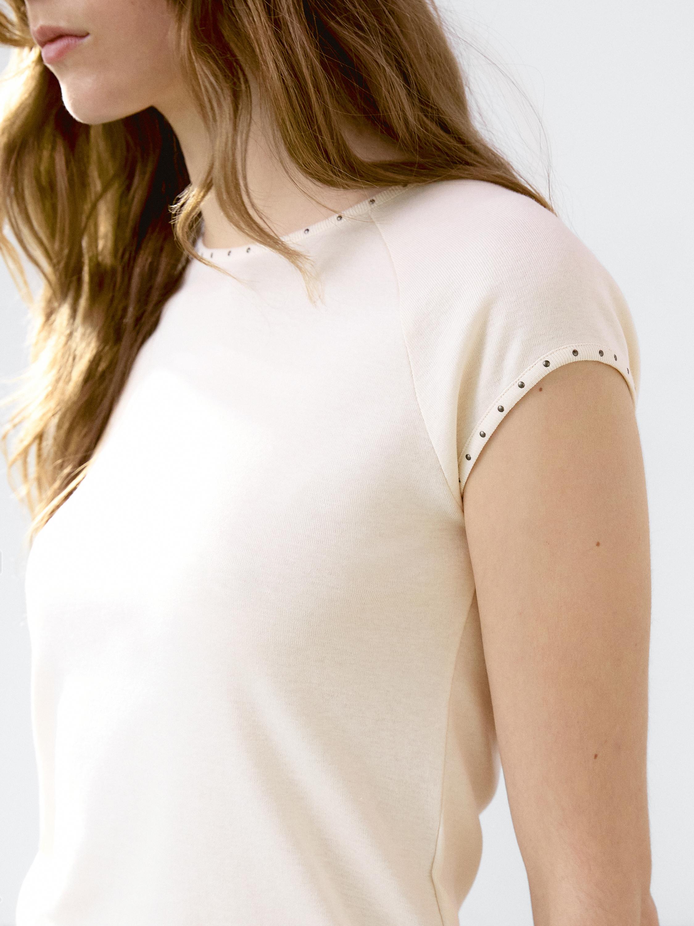 تيشرت بأكمام قصيرة وتفاصيل بدبابيس معدنية