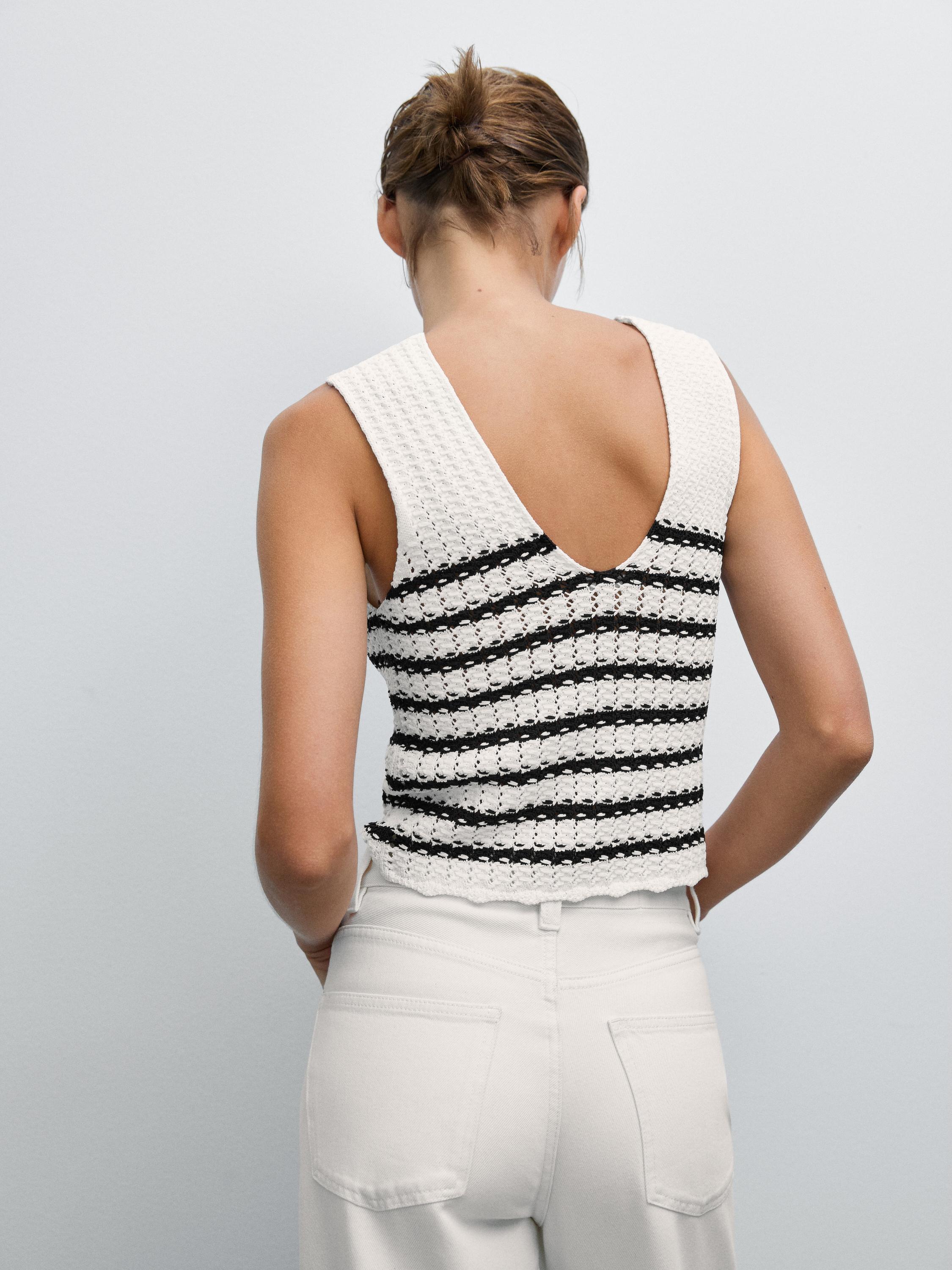 Top en maille avec fleur