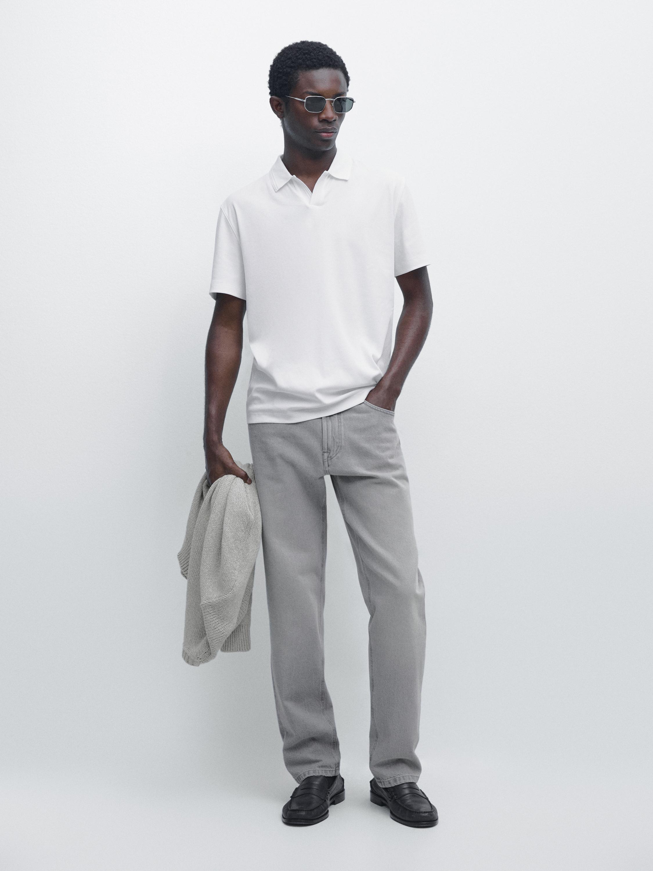 Ensemble polo écru à manches courtes et pantalon droit gris.