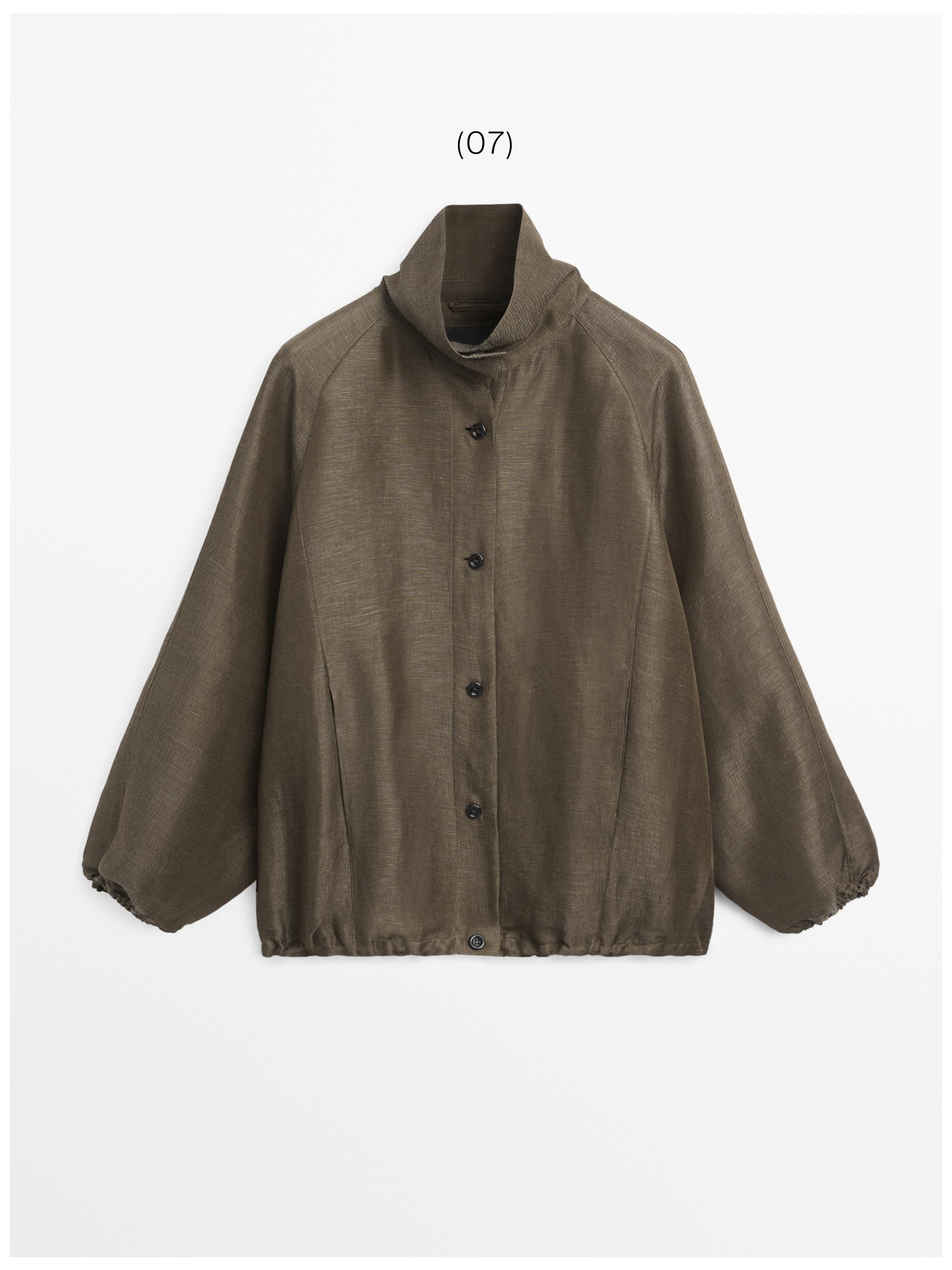 Vooraanzicht van een kaki bomberjack met opstaande kraag, knoopsluiting middenvoor en zijzakken.