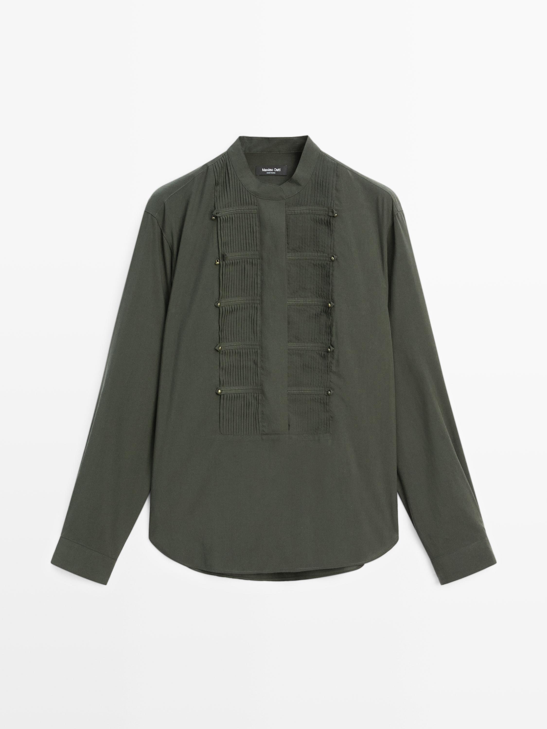 Koszula z cienkimi plisami i stójką