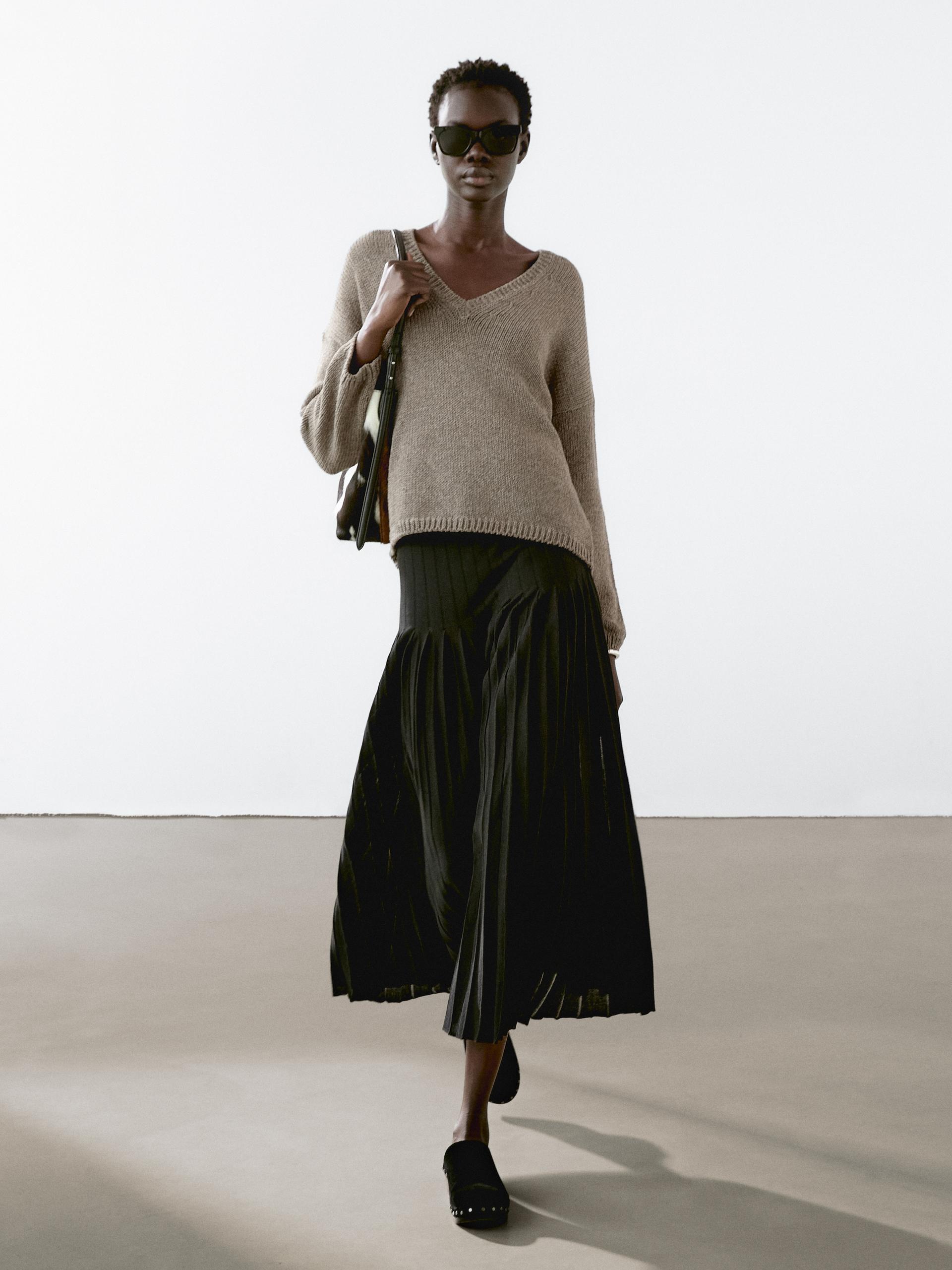 Dzianinowy Sweter Z Dekoltem W Serek - Zielonkawy - S - Massimo Dutti - Kobieta