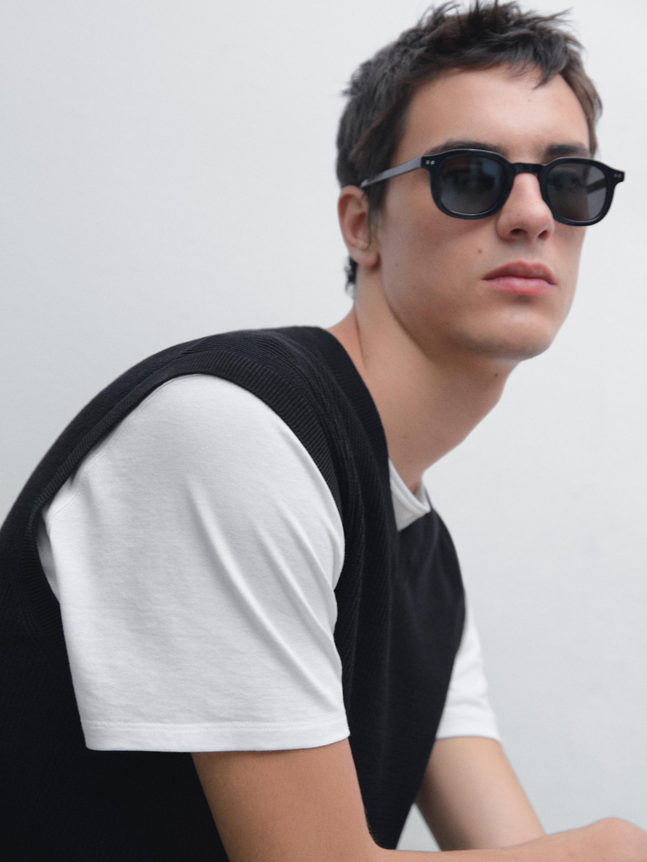 V-neck knit vest