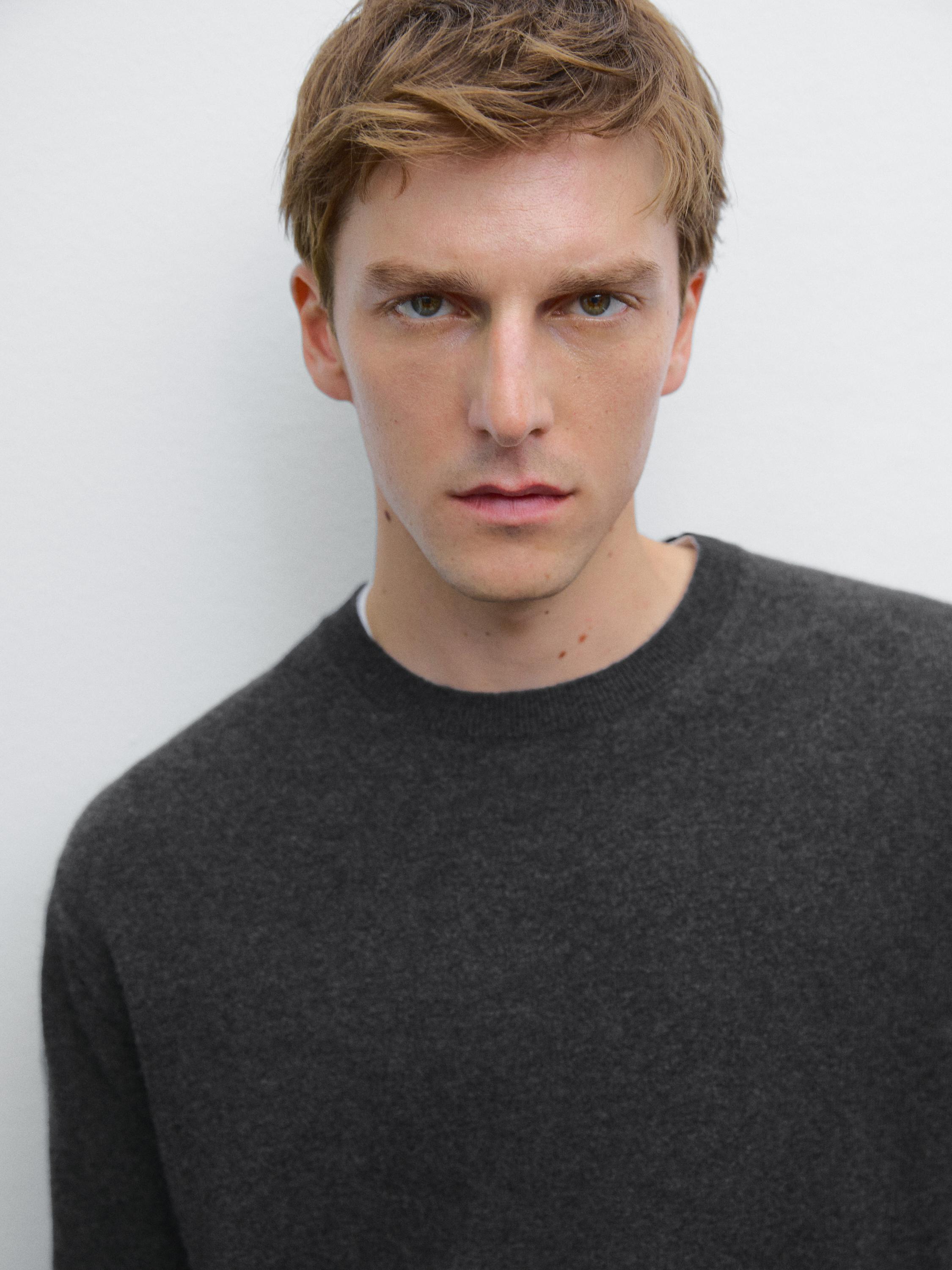 Cashmere knit sweater with a crew neck