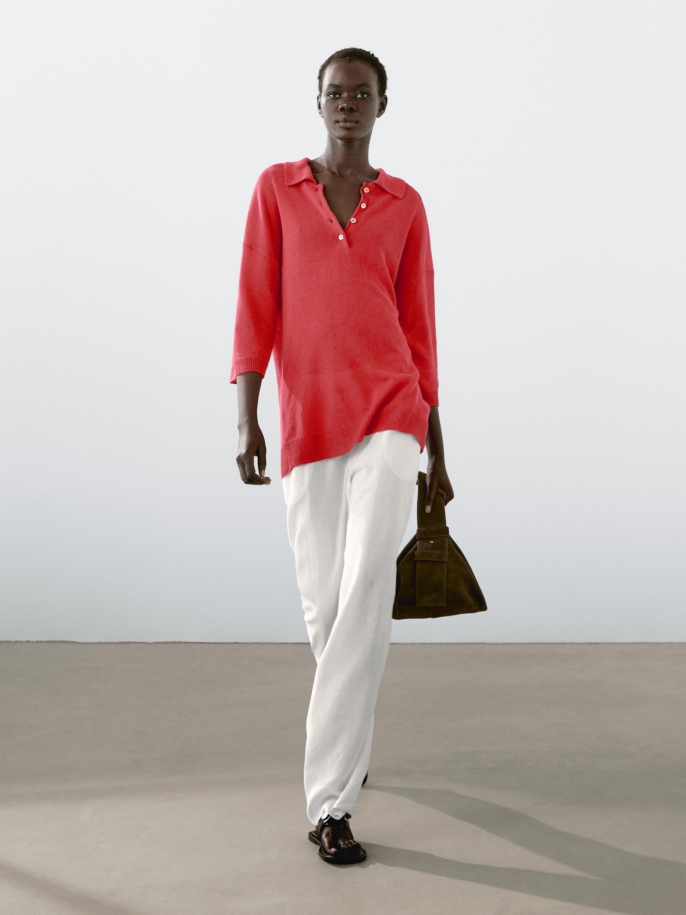 Ensemble pull rouge boutonné et pantalon blanc