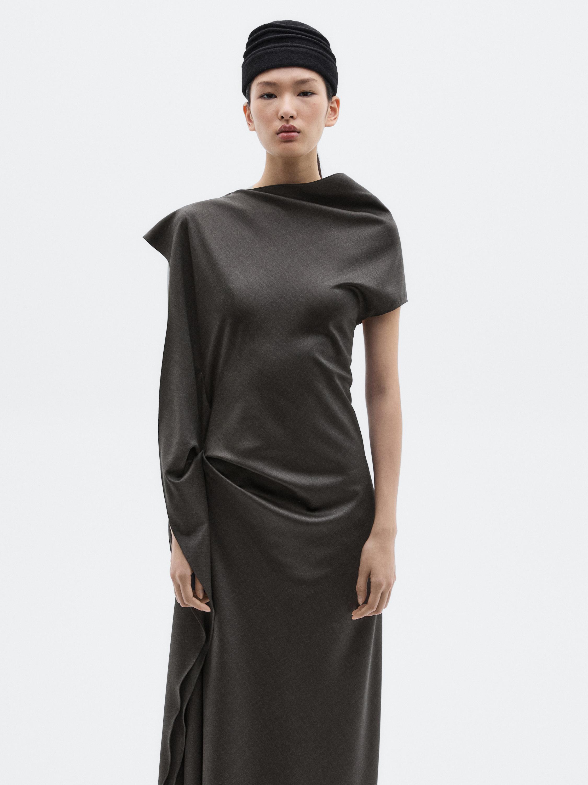 Langes Kleid mit Kragendetail - LIMITED