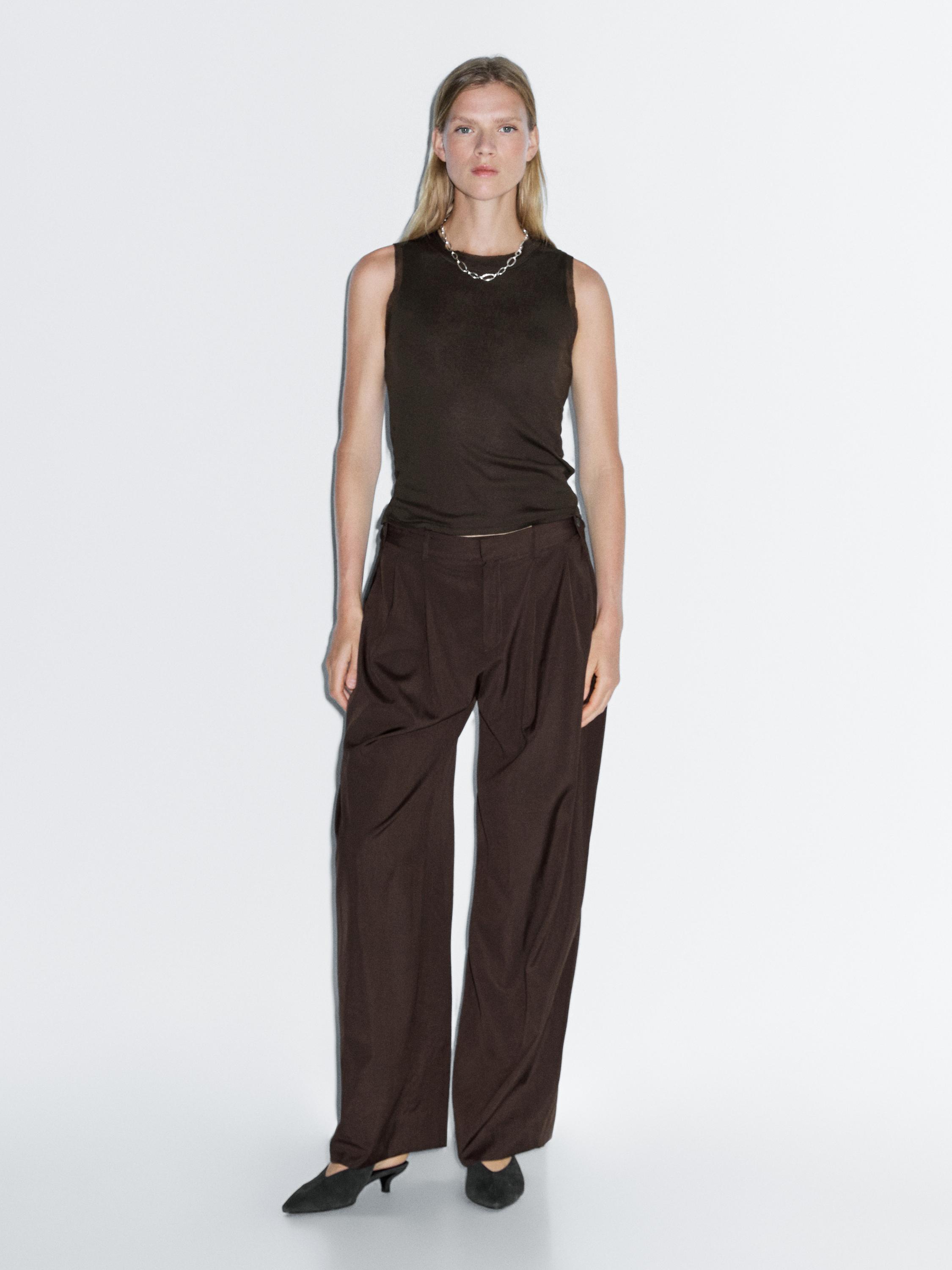 Sleeveless T-shirt with double piping